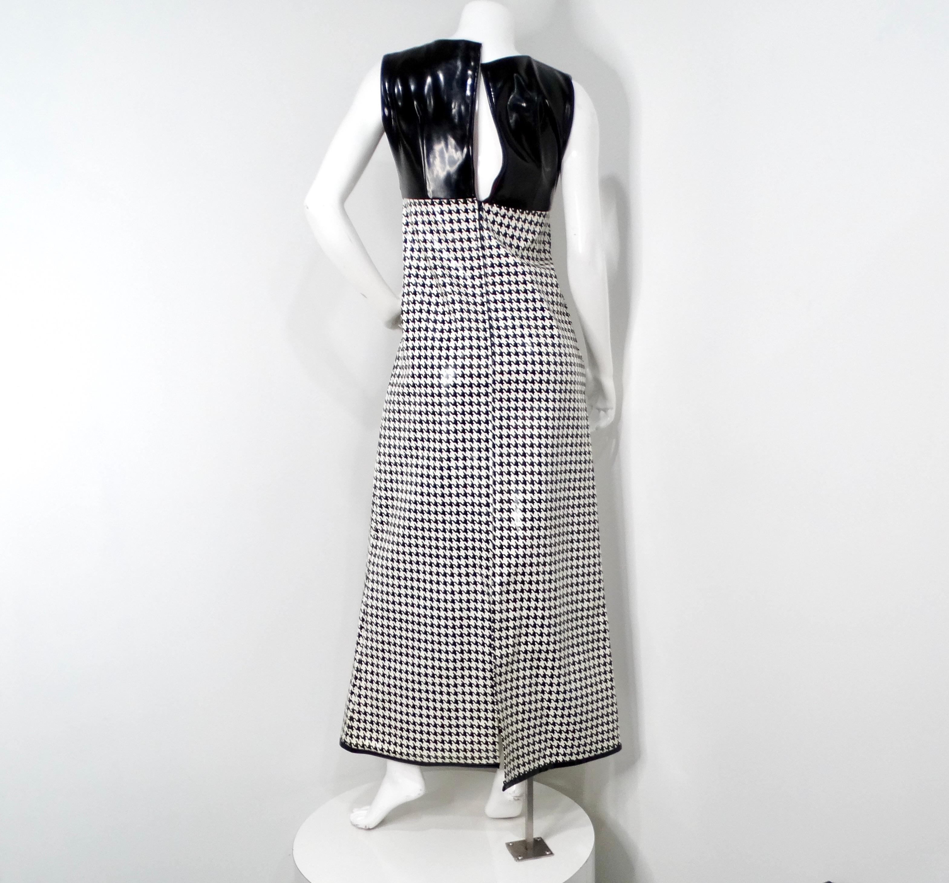 1960er Jahre Mod Vinyl Schwarz-Maxikleid ohne Ärmel in Schwarz & Weiß mit Hahnentrittmuster Damen im Angebot