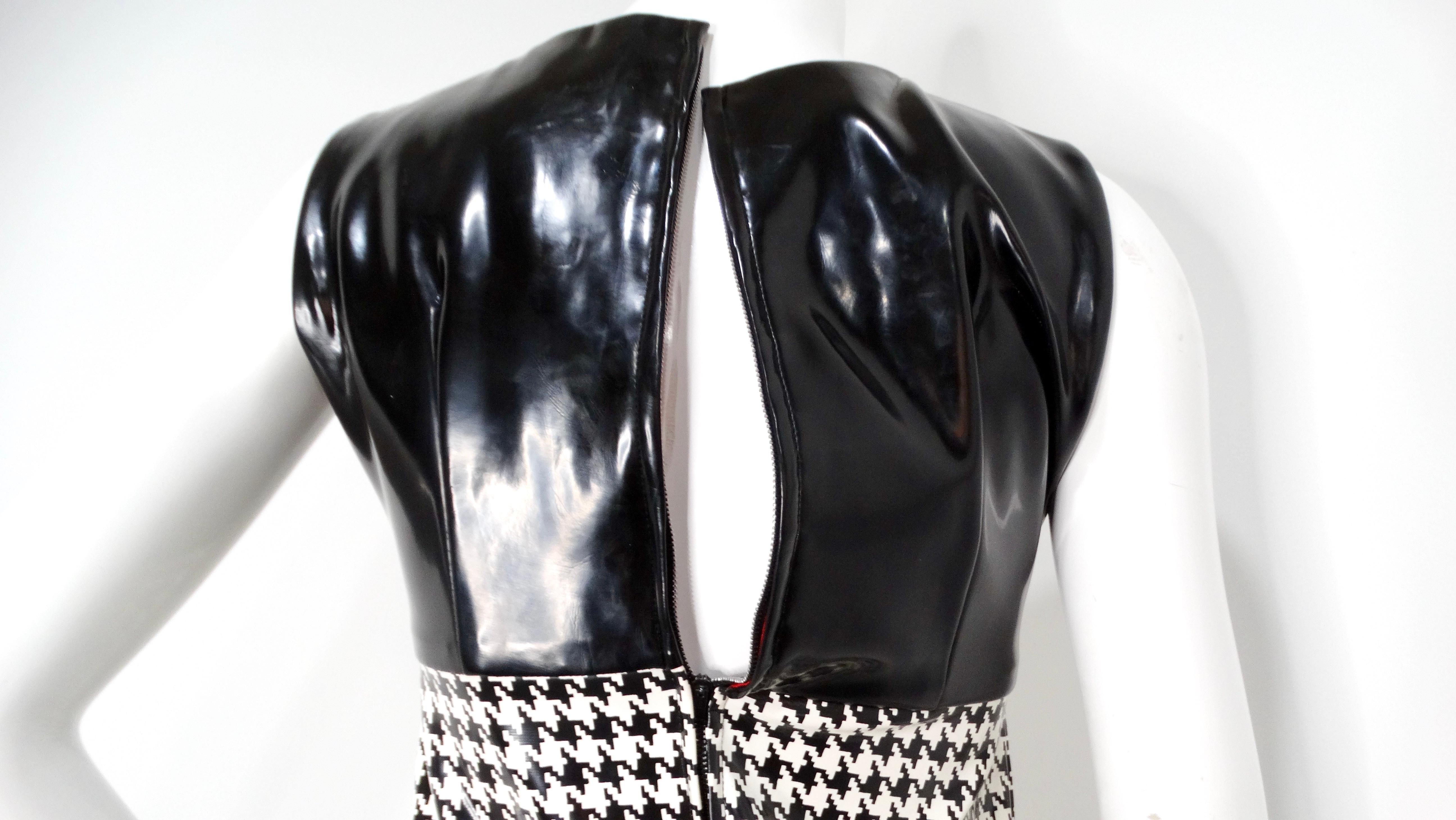 1960er Jahre Mod Vinyl Schwarz-Maxikleid ohne Ärmel in Schwarz & Weiß mit Hahnentrittmuster im Angebot 1