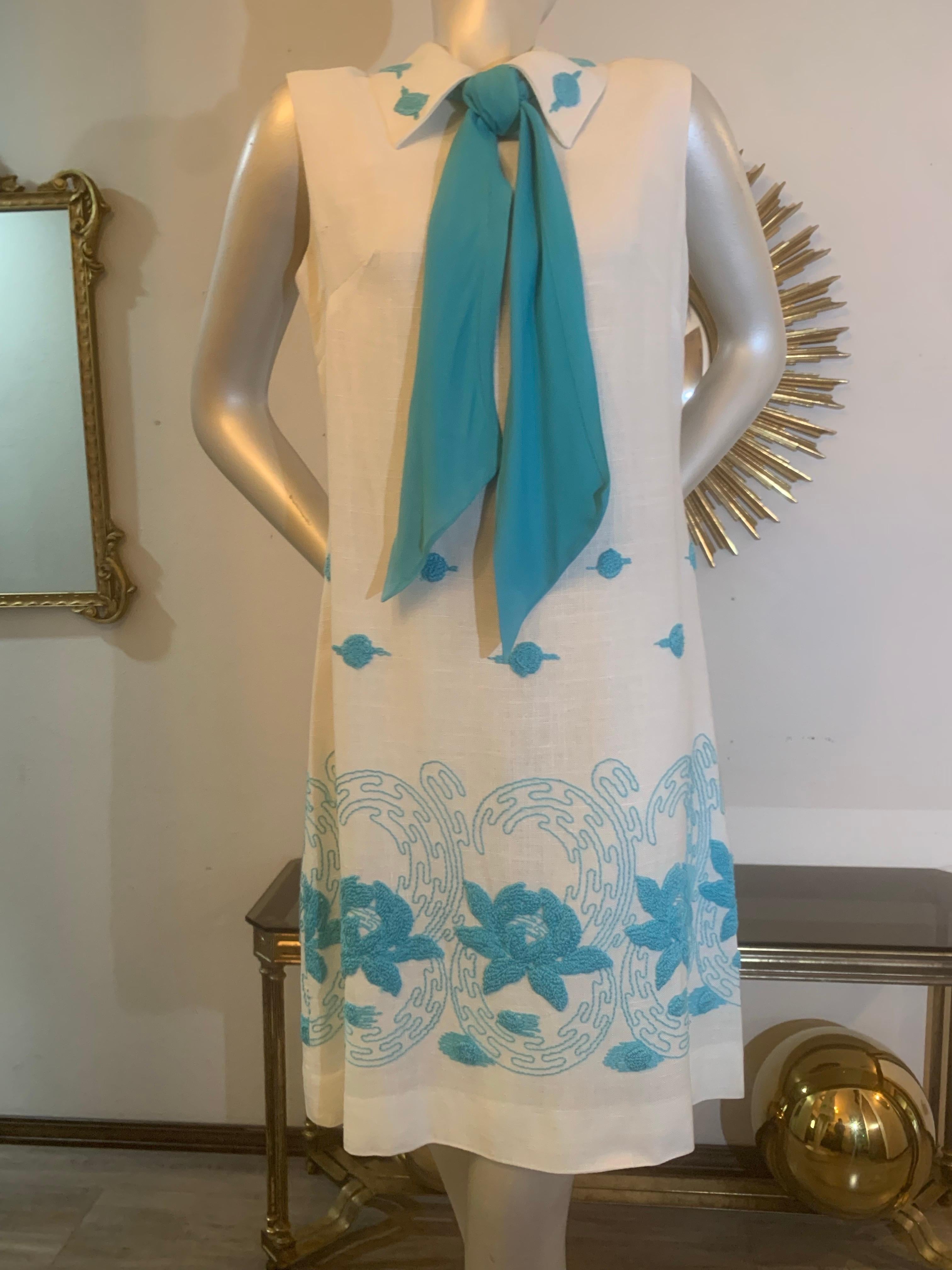 1960s Mod White Linen A-Line Day Dress w Turquoise Scarf & Crewel Embroidery In Excellent Condition For Sale In Gresham, OR