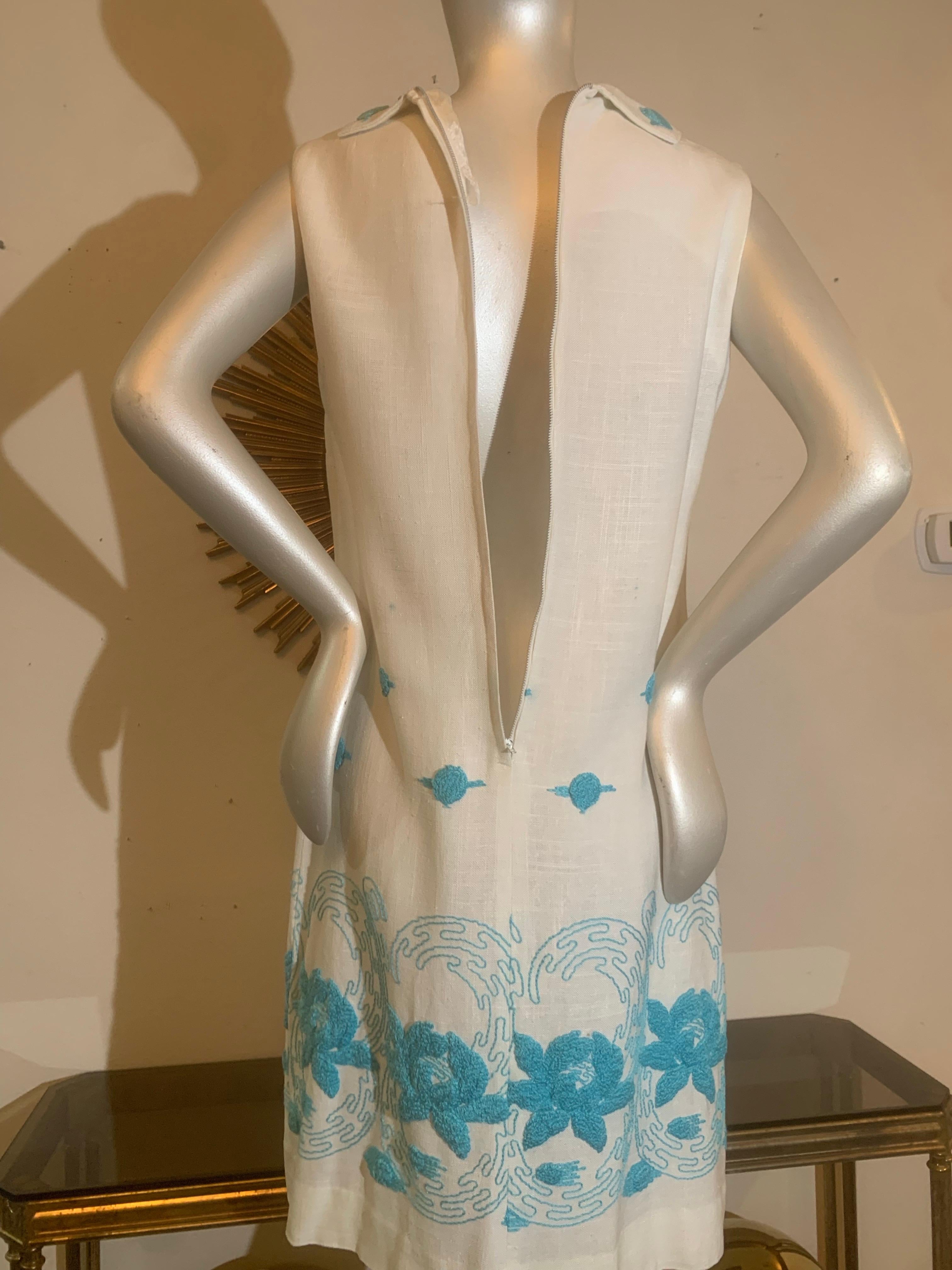1960s Mod White Linen A-Line Day Dress w Turquoise Scarf & Crewel Embroidery For Sale 3