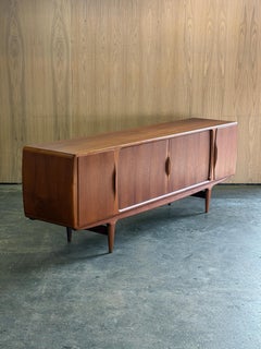 Credenza modello 19 degli anni ’60, disegnata da Johannes Andersen per Uldum Møbelfabrik, in teak
