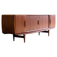 Credenza modello 19 degli anni ’60, disegnata da Johannes Andersen per Uldum Møbelfabrik, in teak