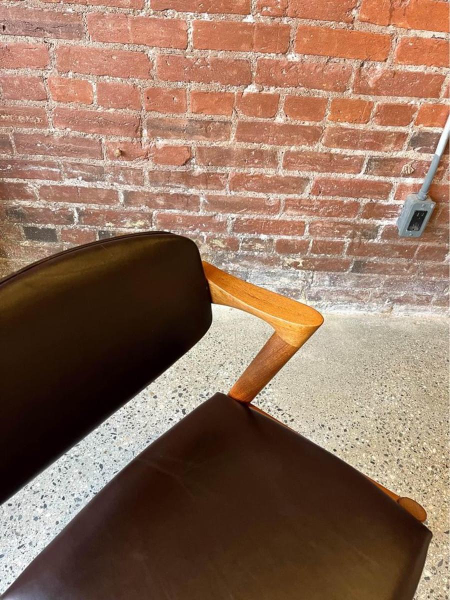 1960s Model 42 Side Chairs in Teak and Leather In Excellent Condition In Victoria, BC
