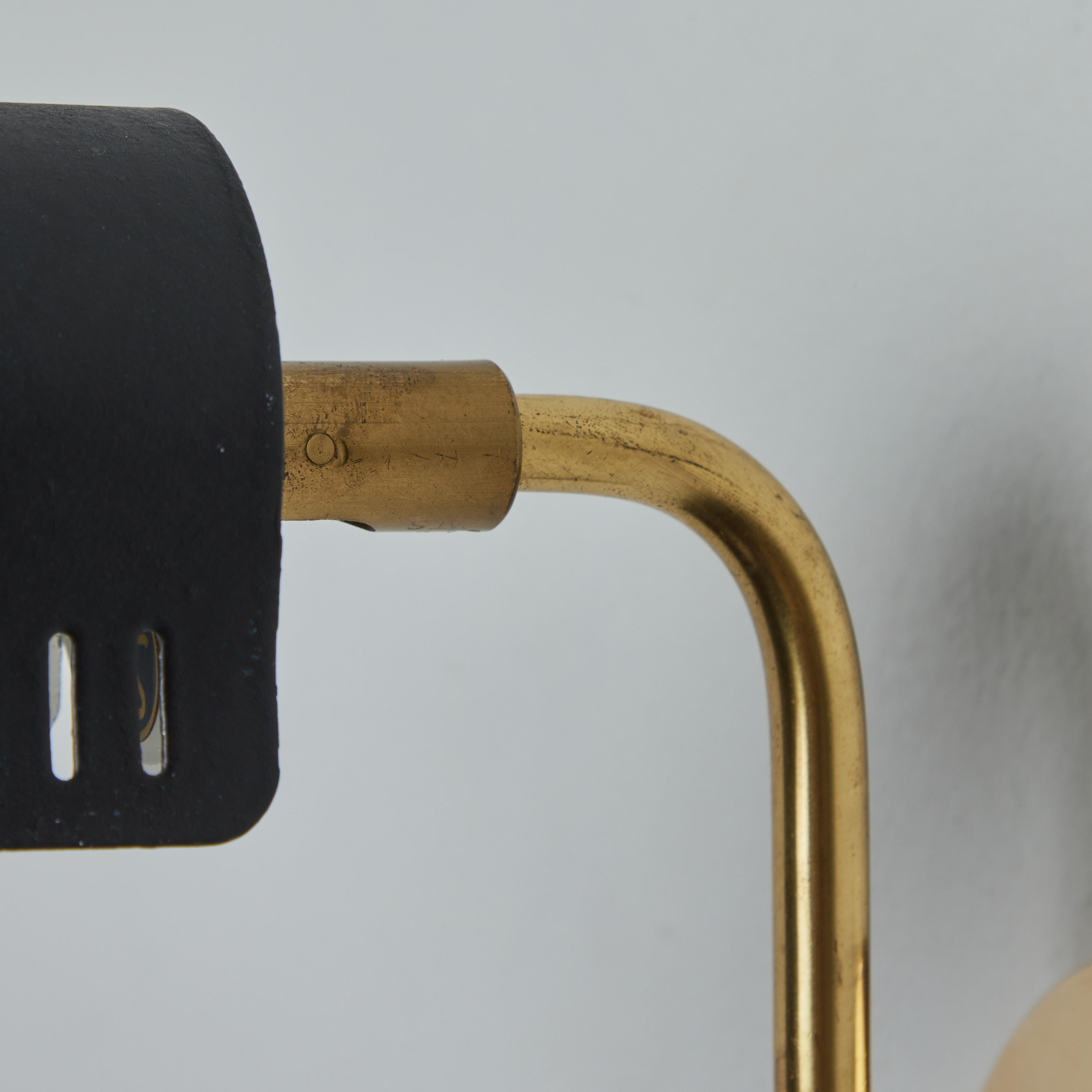 1960 Modèle #8260 Lampe murale en métal noir et laiton pour Falkenbergs Belysning en vente 8