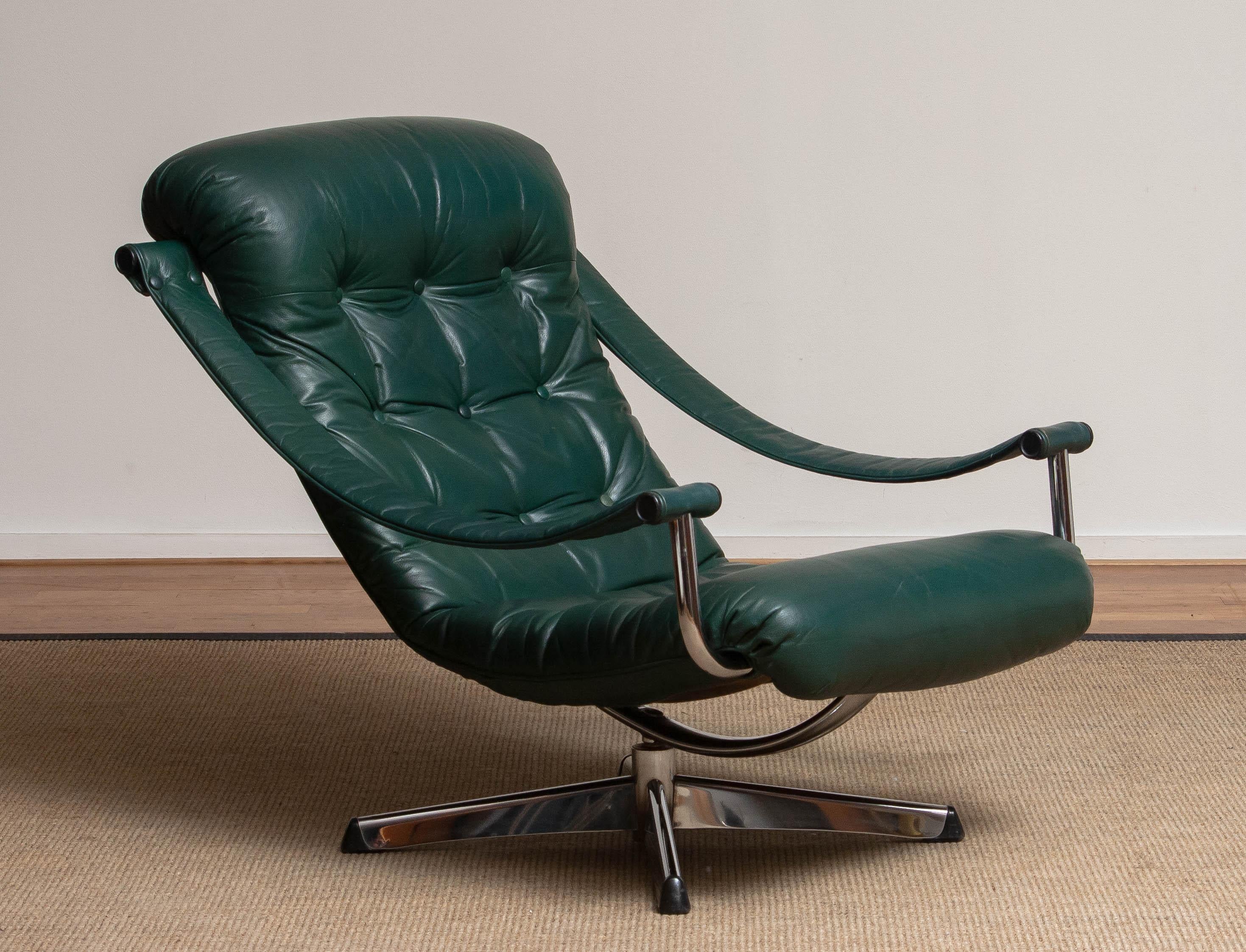 Beautiful modern designed 'Oxford Green' leather swivel chair by Göte Mobler Nassjö in Sweden.
Tufted seat and backrest in allover good condition. 
Beside the comfort this swivel chair is an absolute eye catcher in your interior.
Please note that