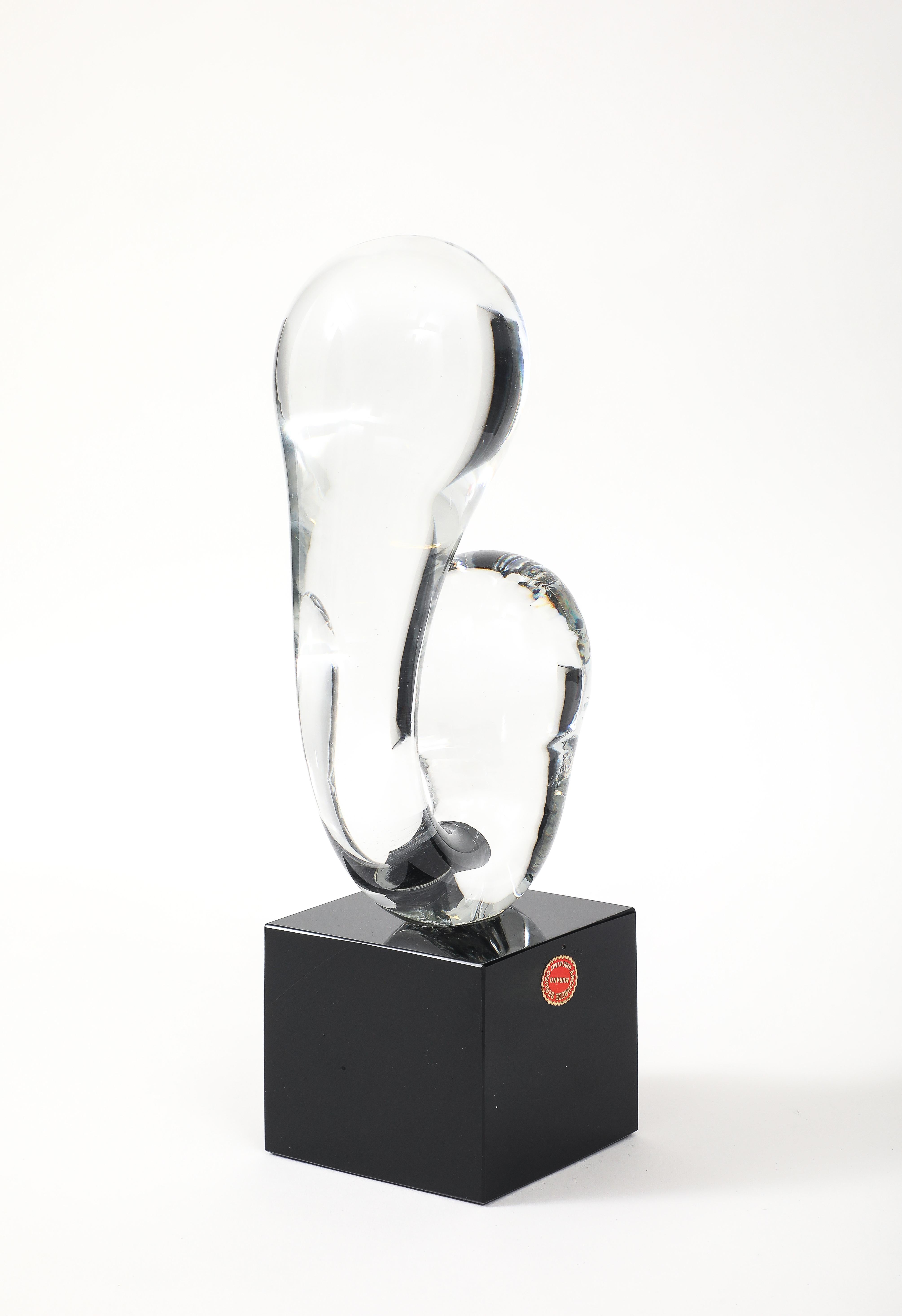 Bellissima scultura astratta in vetro di Murano della metà del secolo scorso, in condizioni originali vintage con lievi segni di usura e patina dovuti all'età e all'uso.
