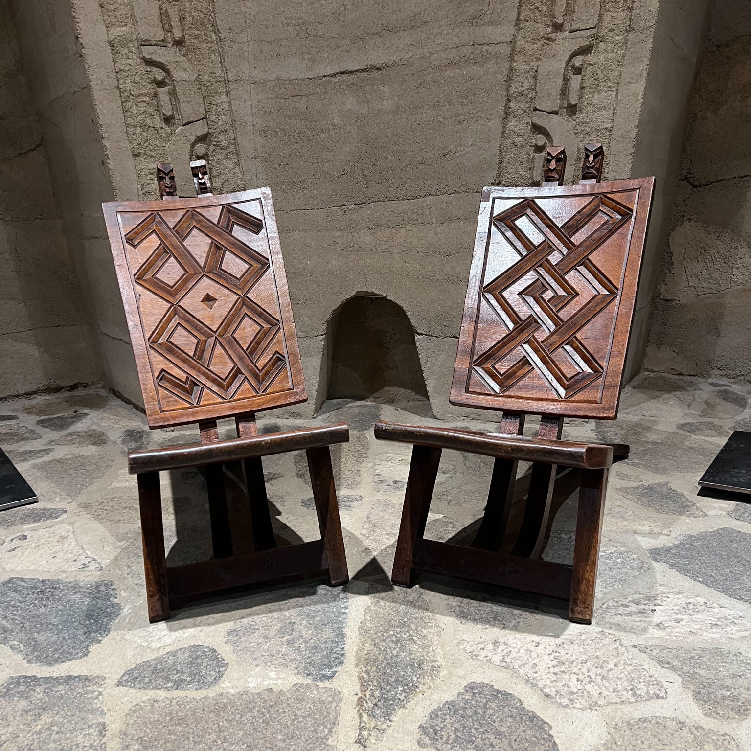 
1960s High Quality Pair of Sculptural Form African Chief Ceremonial Folding Chairs Geometric Sculved Back Rest (Paire de chaises pliantes de cérémonie de forme sculpturale de chef africain)
29 haut x 35 p x 13,75 l Siège 12,25 au plus haut x 8,5 au