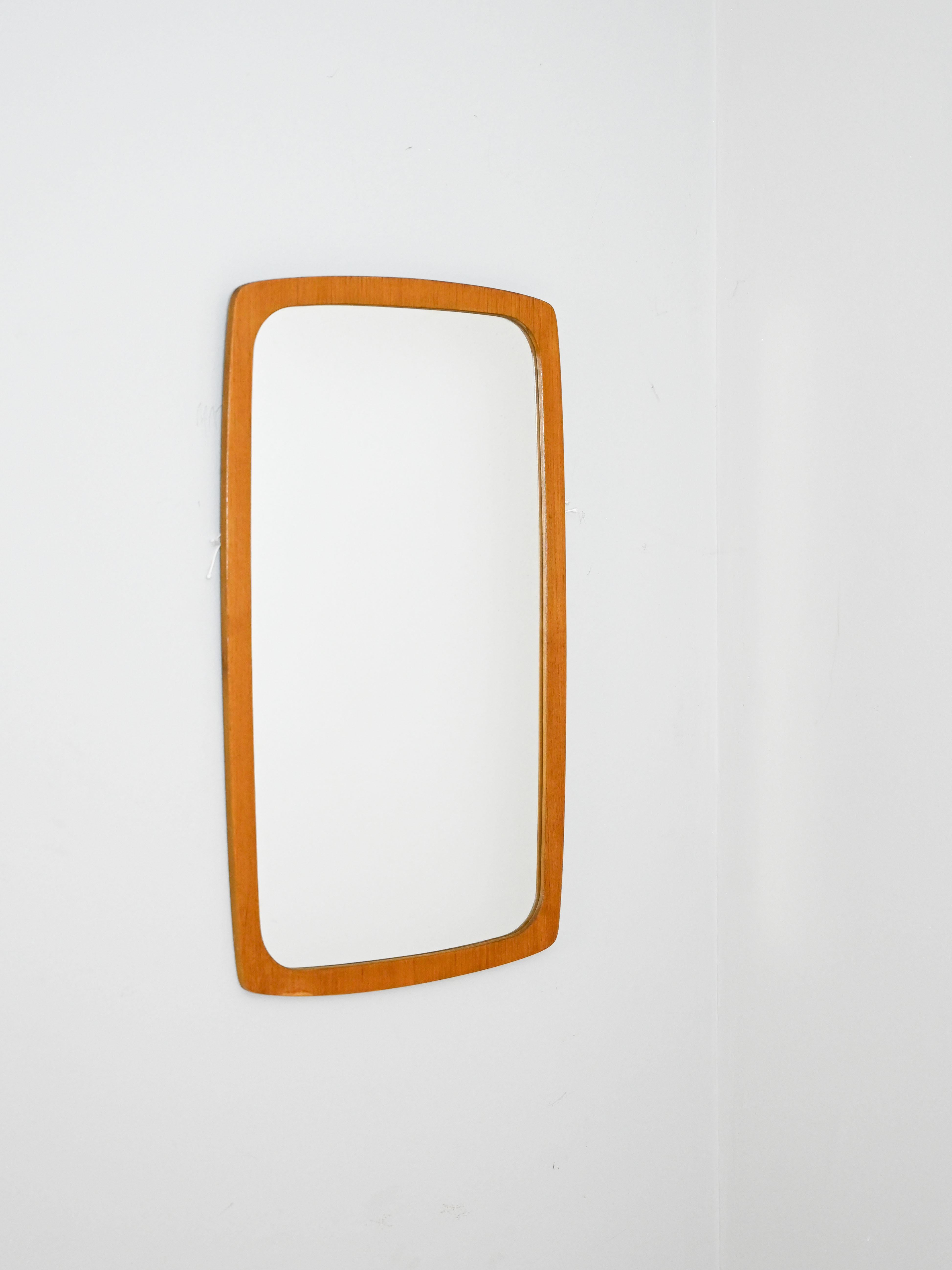 Schwedischer Vintage-Spiegel.

Dieser Spiegel mit einer einfachen und modernen Form zeichnet sich durch den Rahmen mit abgerundeten Ecken aus. 
Ein vielseitiges Möbelstück, das sich für verschiedene Umgebungen eignet und dem Raum einen Retro-Look