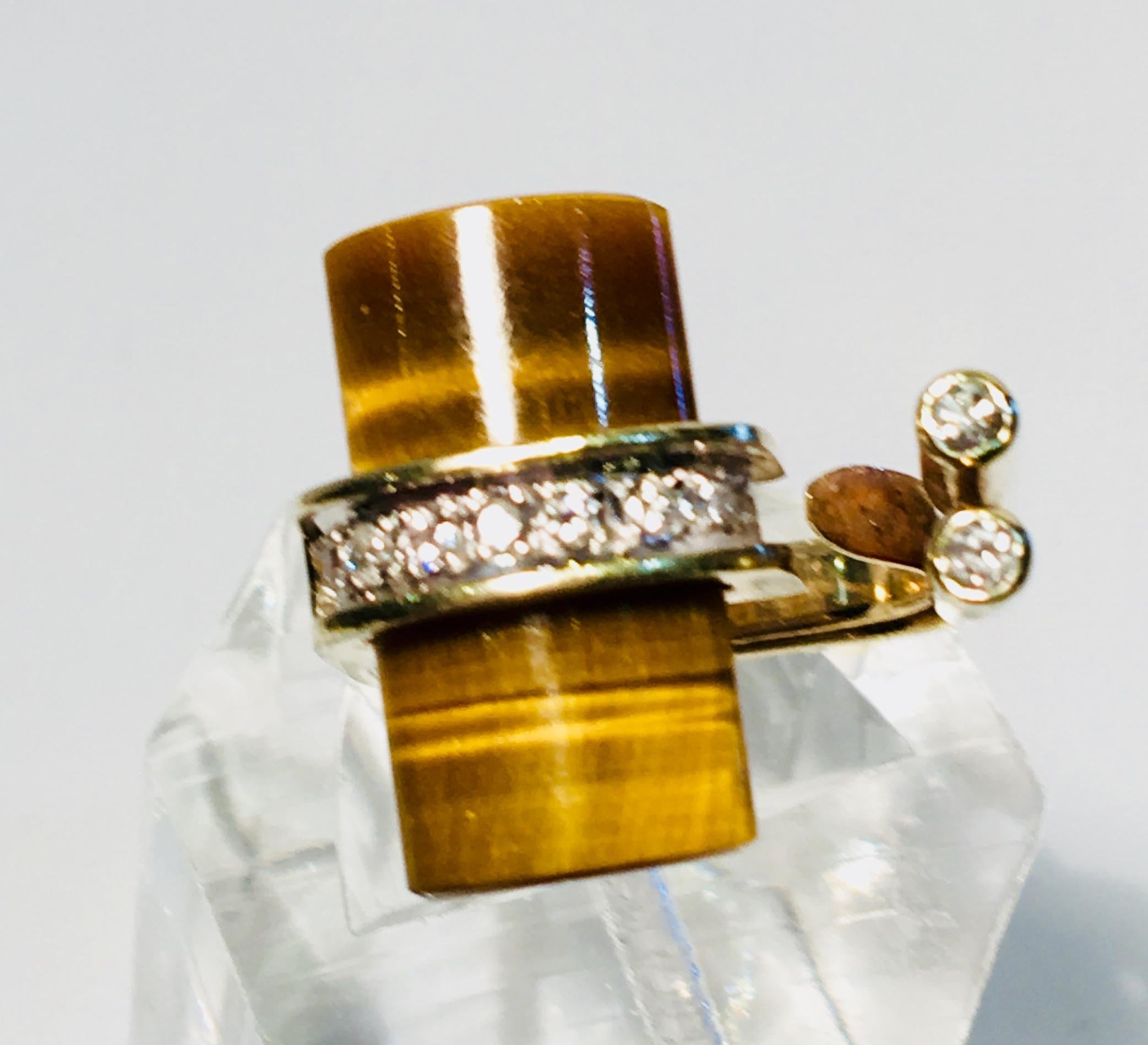 Dramatische, asymmetrische, Vintage 18 Karat Gelbgold Ring aus den 1960er Jahren verfügt über eine Spannung gesetzt, elliptisch, zylindrisch geformt und wunderschön bunten goldenen Tigerauge Stein mit einem reichen, Tawny Karamell Farbe und