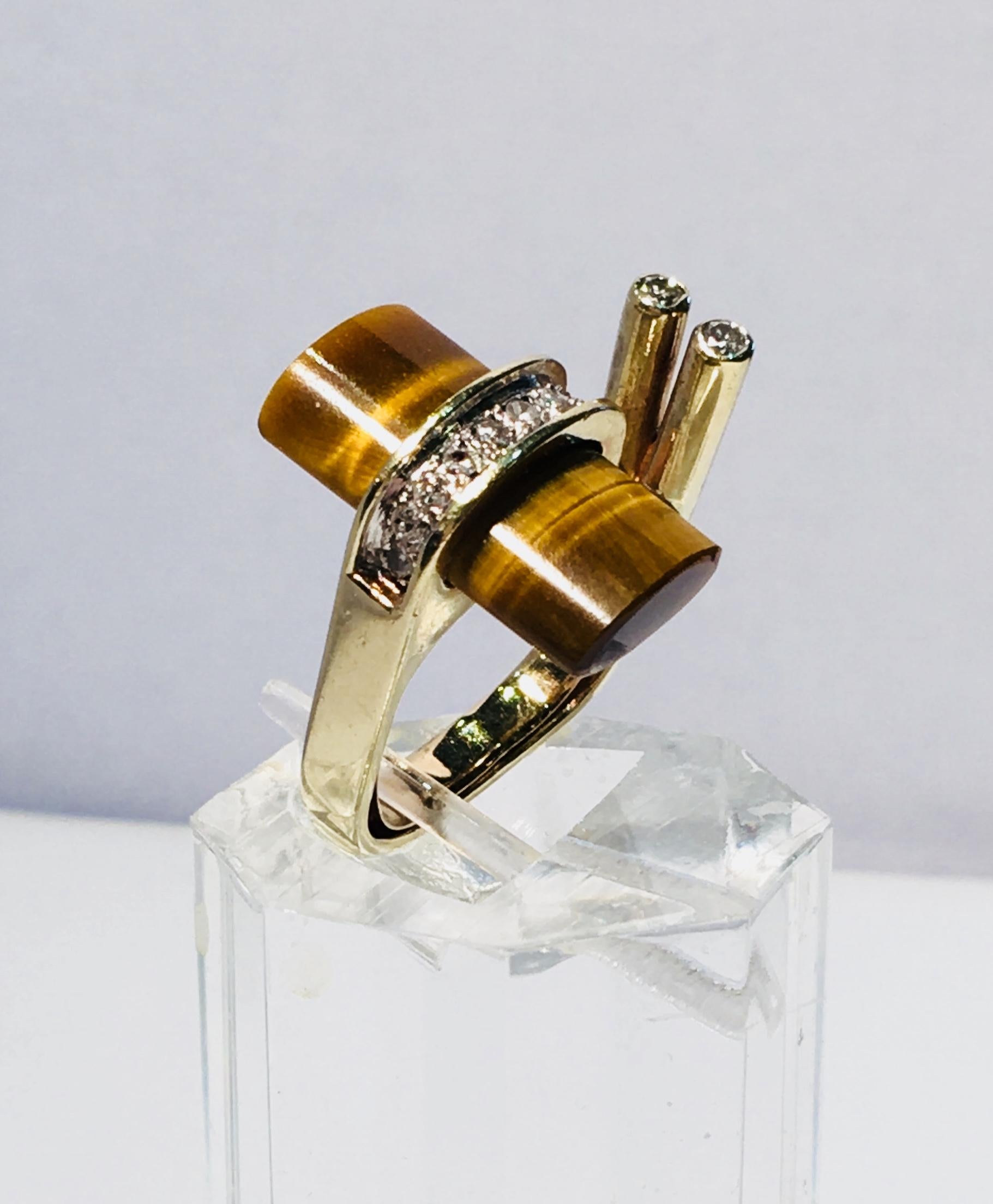 1960er Jahre Moderner asymmetrischer Tigerauge & Diamant Gelbgold Euro Shank Ring  (Kunsthandwerker*in) im Angebot