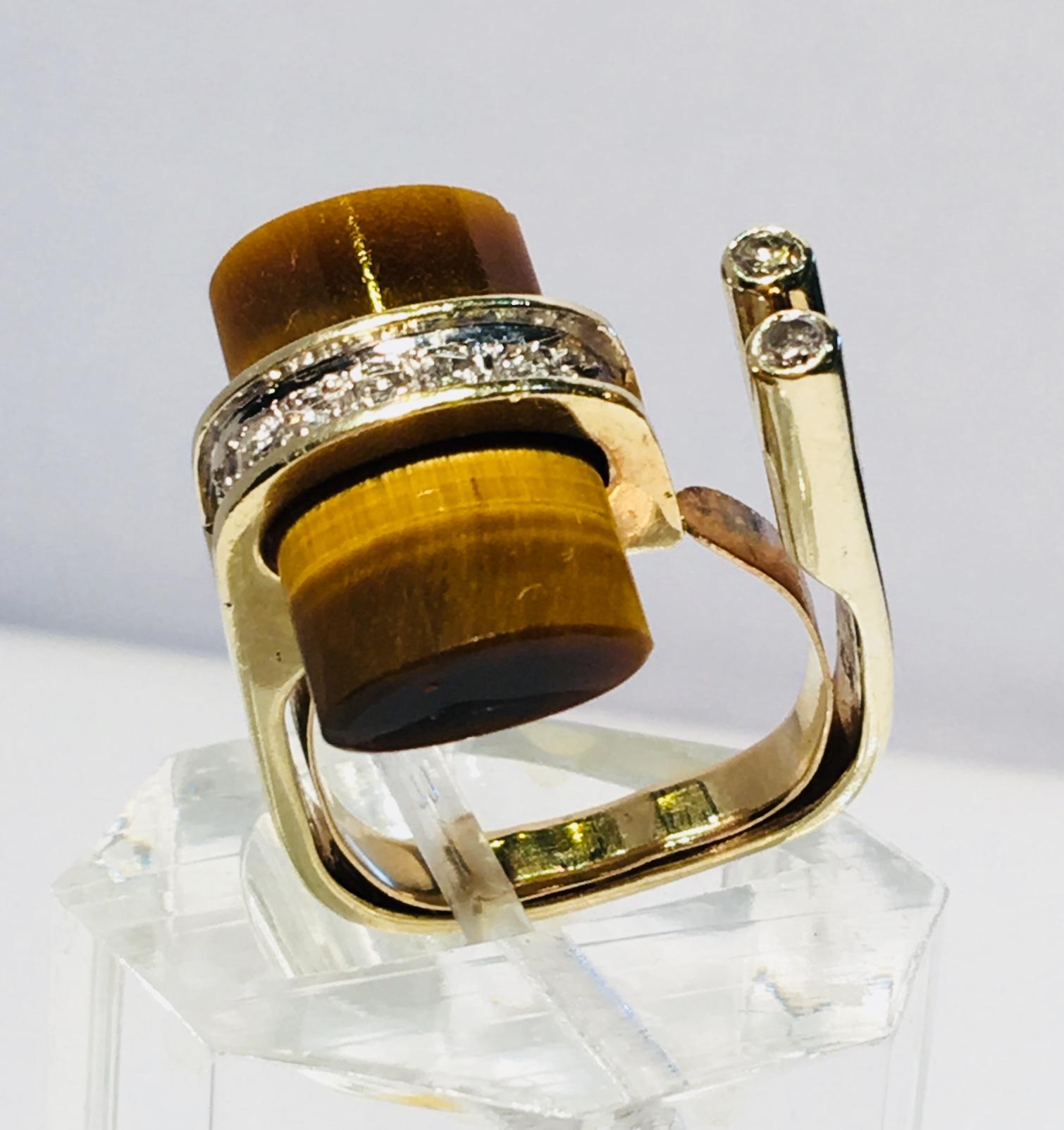 1960er Jahre Moderner asymmetrischer Tigerauge & Diamant Gelbgold Euro Shank Ring  (Smaragdschliff) im Angebot
