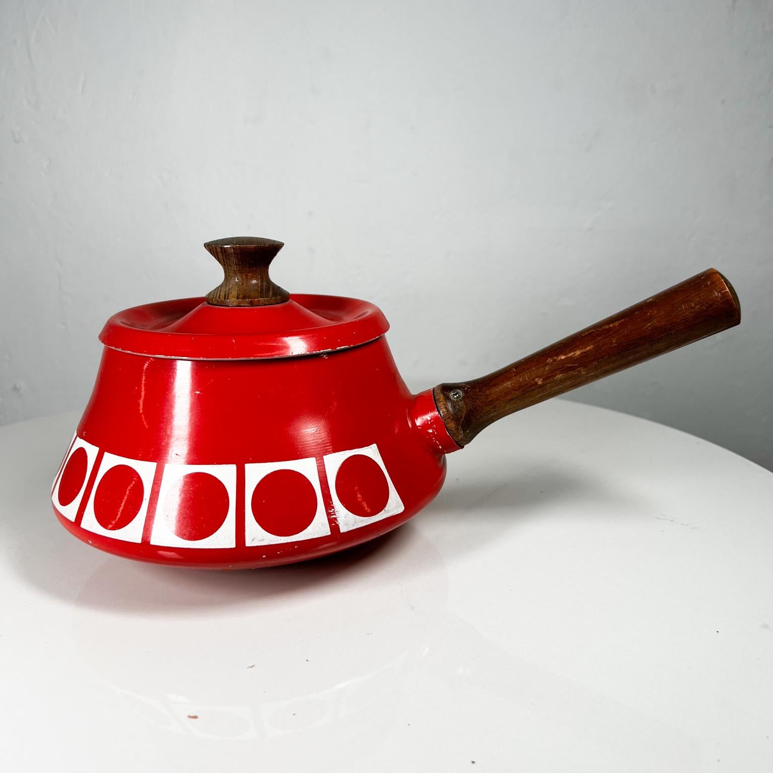 1960s Modern Atomic Red Fondue Sauce Pot by Imperial Inter Japan
Maker stamped.
Wood Handle and Red Decorative Design
12.75 d x 7.5 w x 4.75 tall and 6 h with lid
Preowned unrestored vintage condition 

See images listed please.