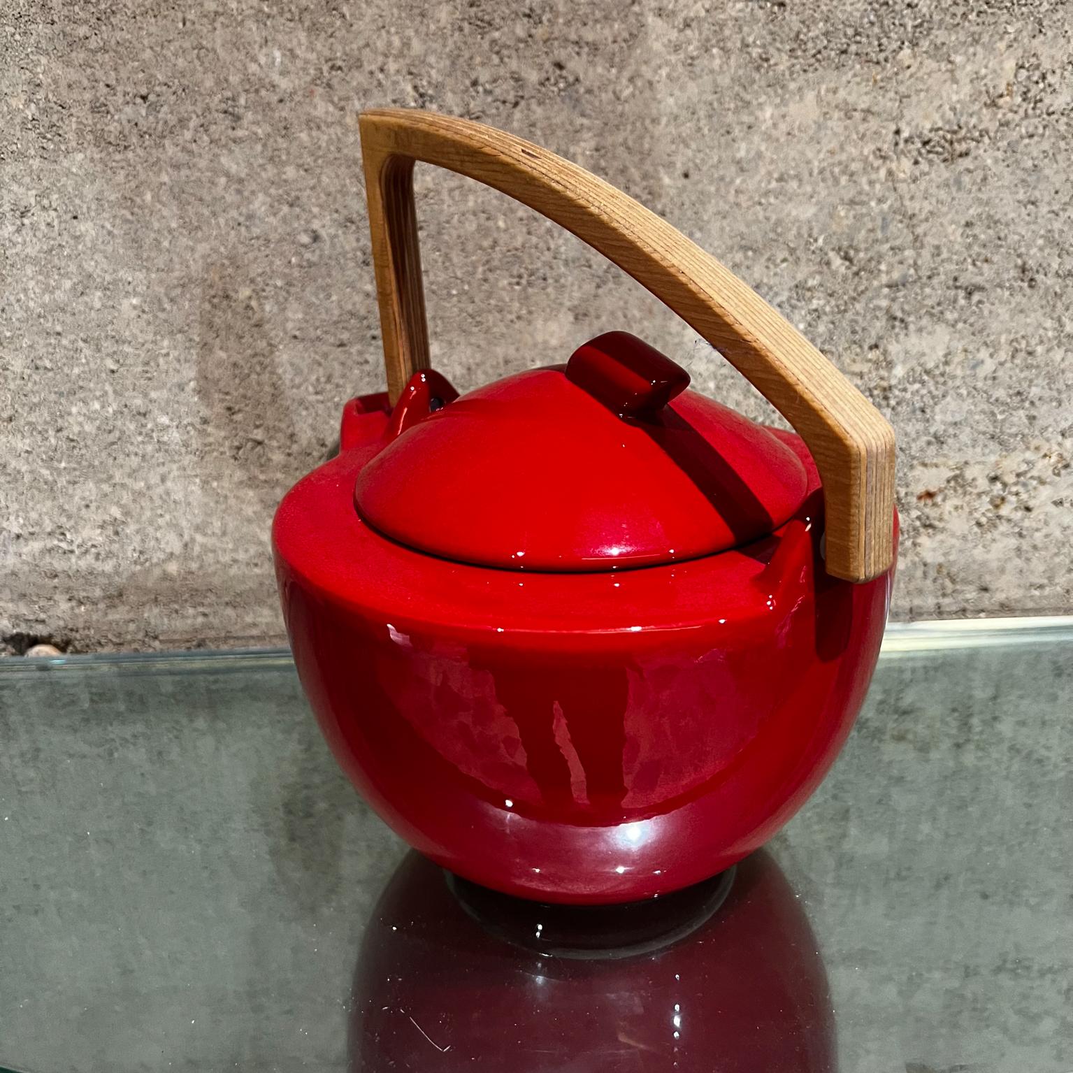 1960 Moderna Bauhaus rossa Teiera in ceramica scultorea con manico in Wood in vendita 4