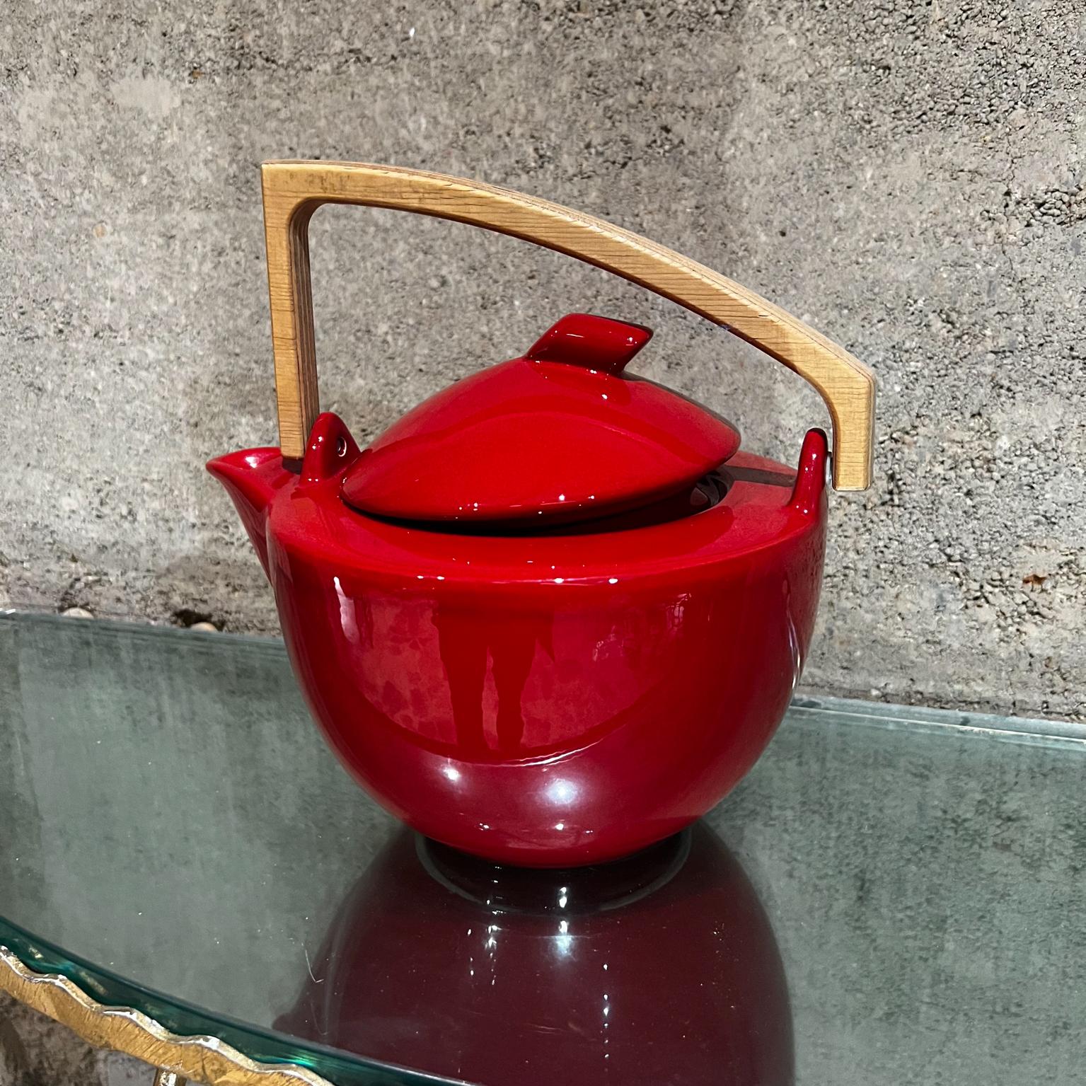 1960 Moderna minimalista in ceramica rossa, teiera scultorea con manico in Wood
Teiera modernista con piano abbinato.
Non segnato.
Condizioni di usato, vintage in buono stato. Come nuovo. 
Misure: 8,75 di altezza con manico, 6,5 di altezza x 9
