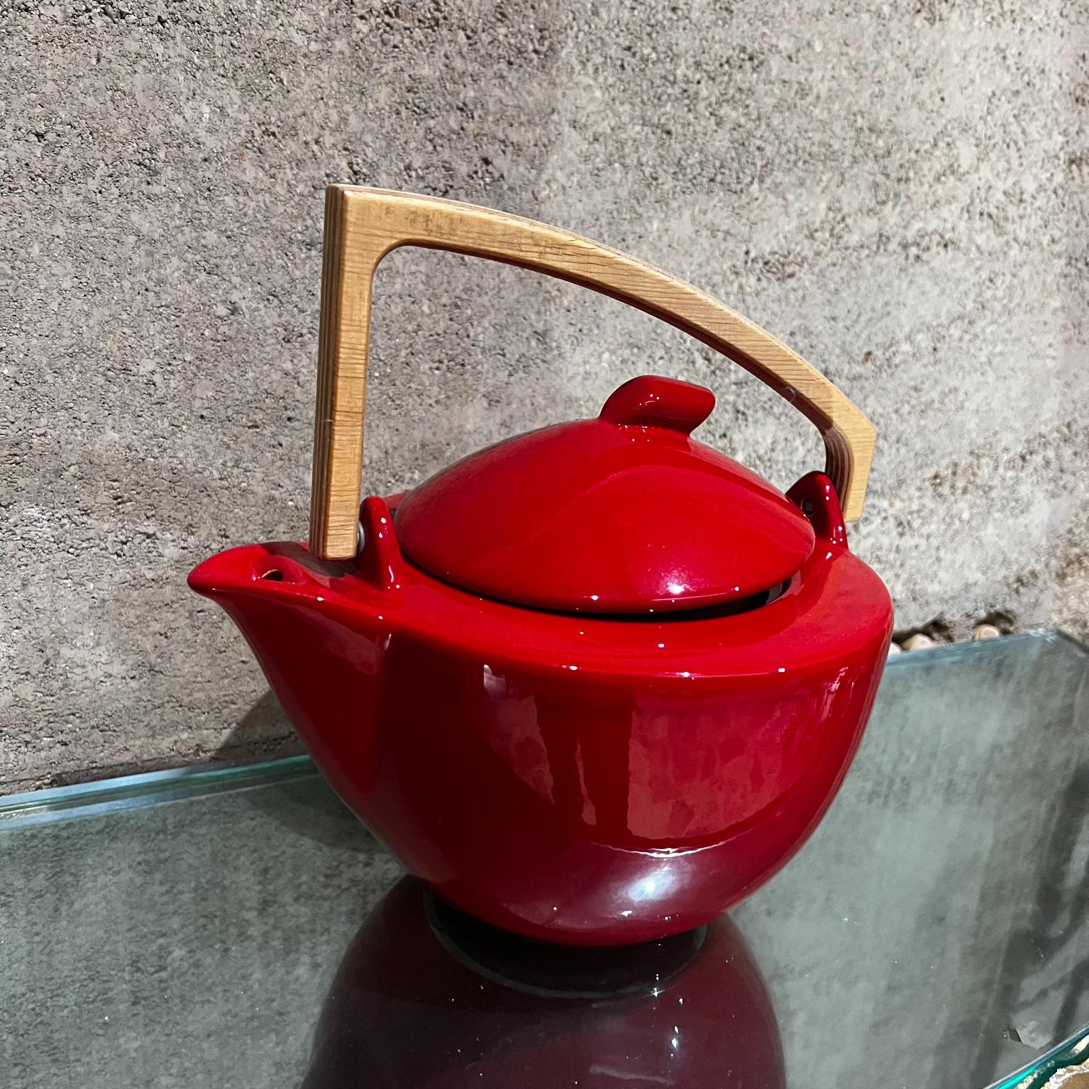 Mid-Century moderno 1960 Moderna Bauhaus rossa Teiera in ceramica scultorea con manico in Wood in vendita