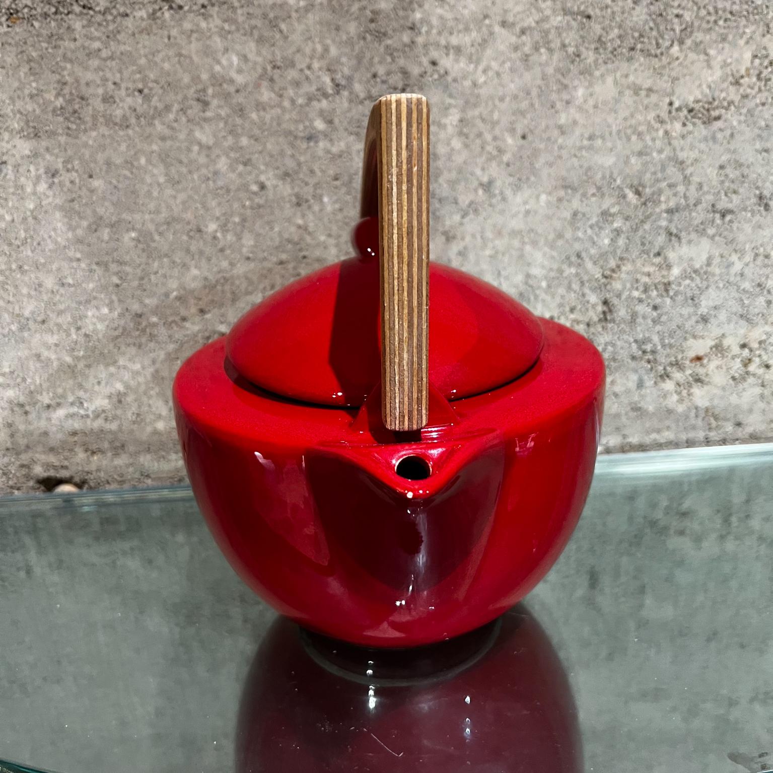 1960 Moderna Bauhaus rossa Teiera in ceramica scultorea con manico in Wood In condizioni buone in vendita a Chula Vista, CA