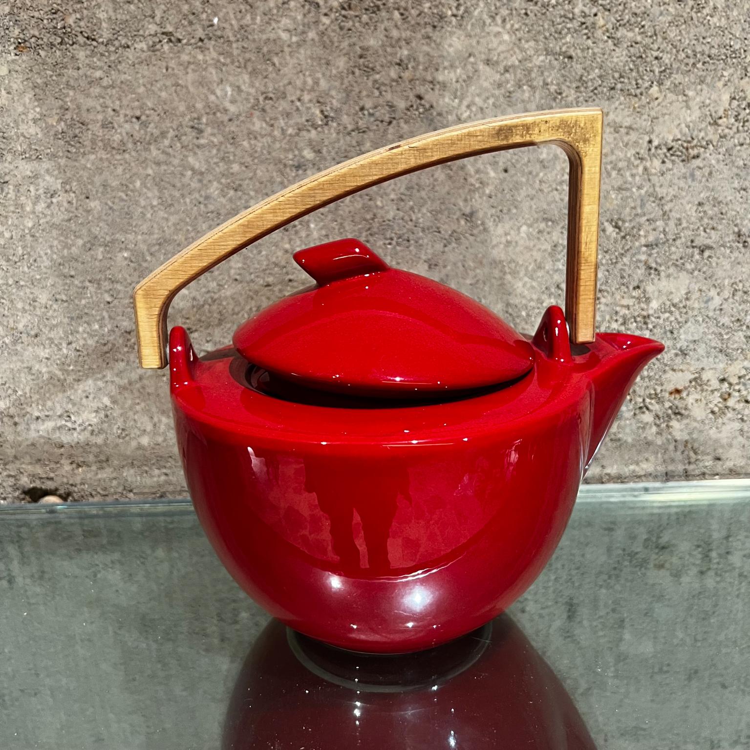 Metà XX secolo 1960 Moderna Bauhaus rossa Teiera in ceramica scultorea con manico in Wood in vendita