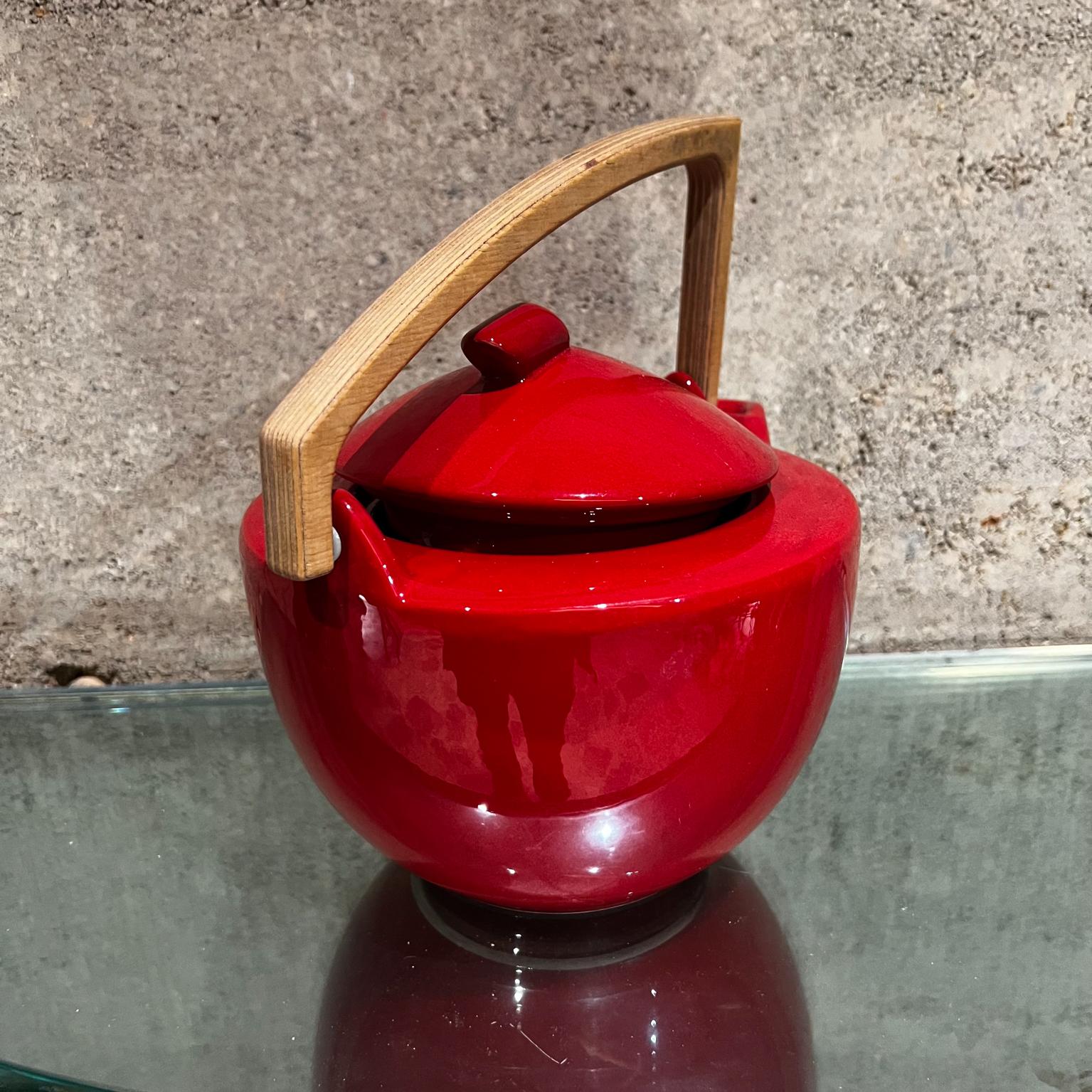 Ceramica 1960 Moderna Bauhaus rossa Teiera in ceramica scultorea con manico in Wood in vendita