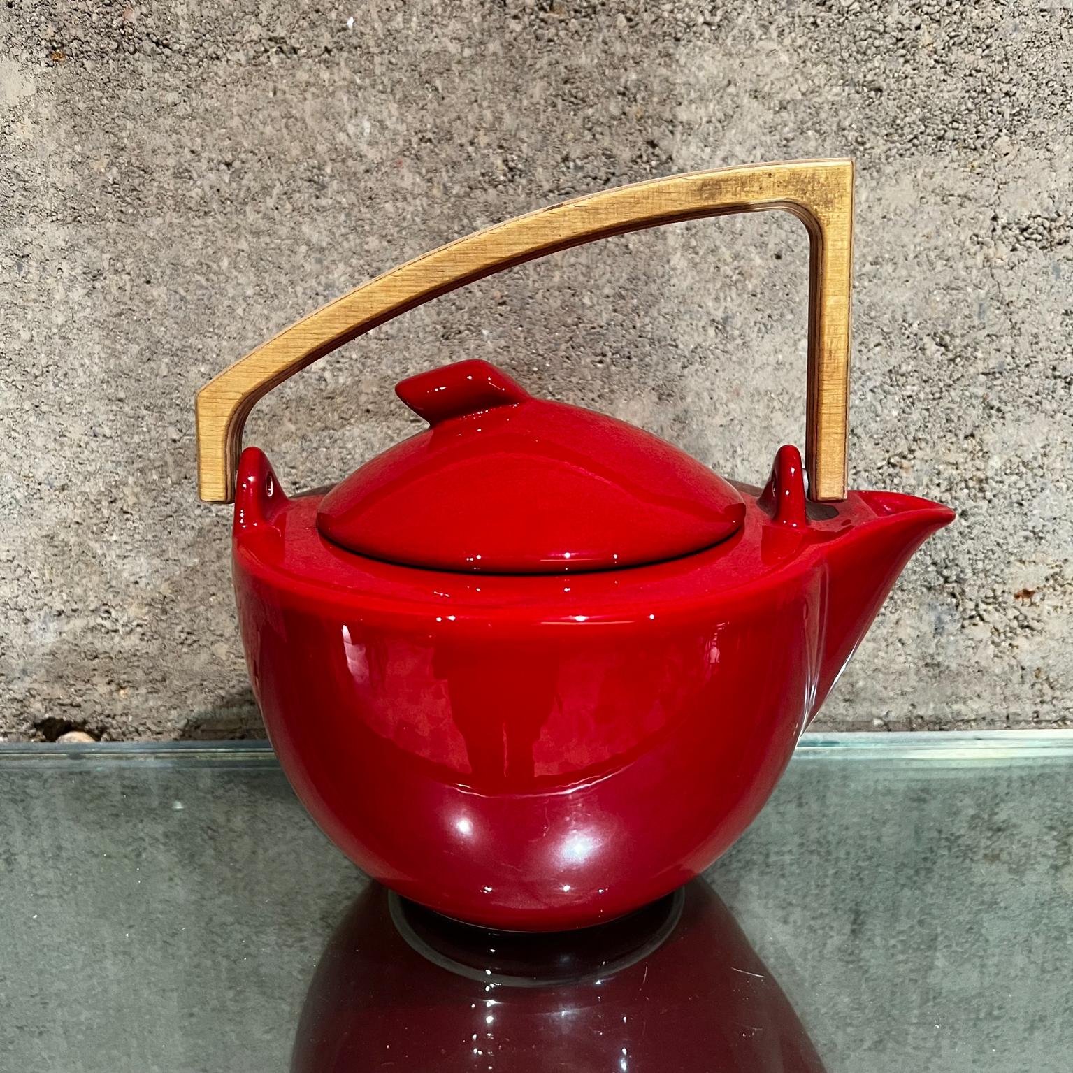 1960 Moderna Bauhaus rossa Teiera in ceramica scultorea con manico in Wood in vendita 1