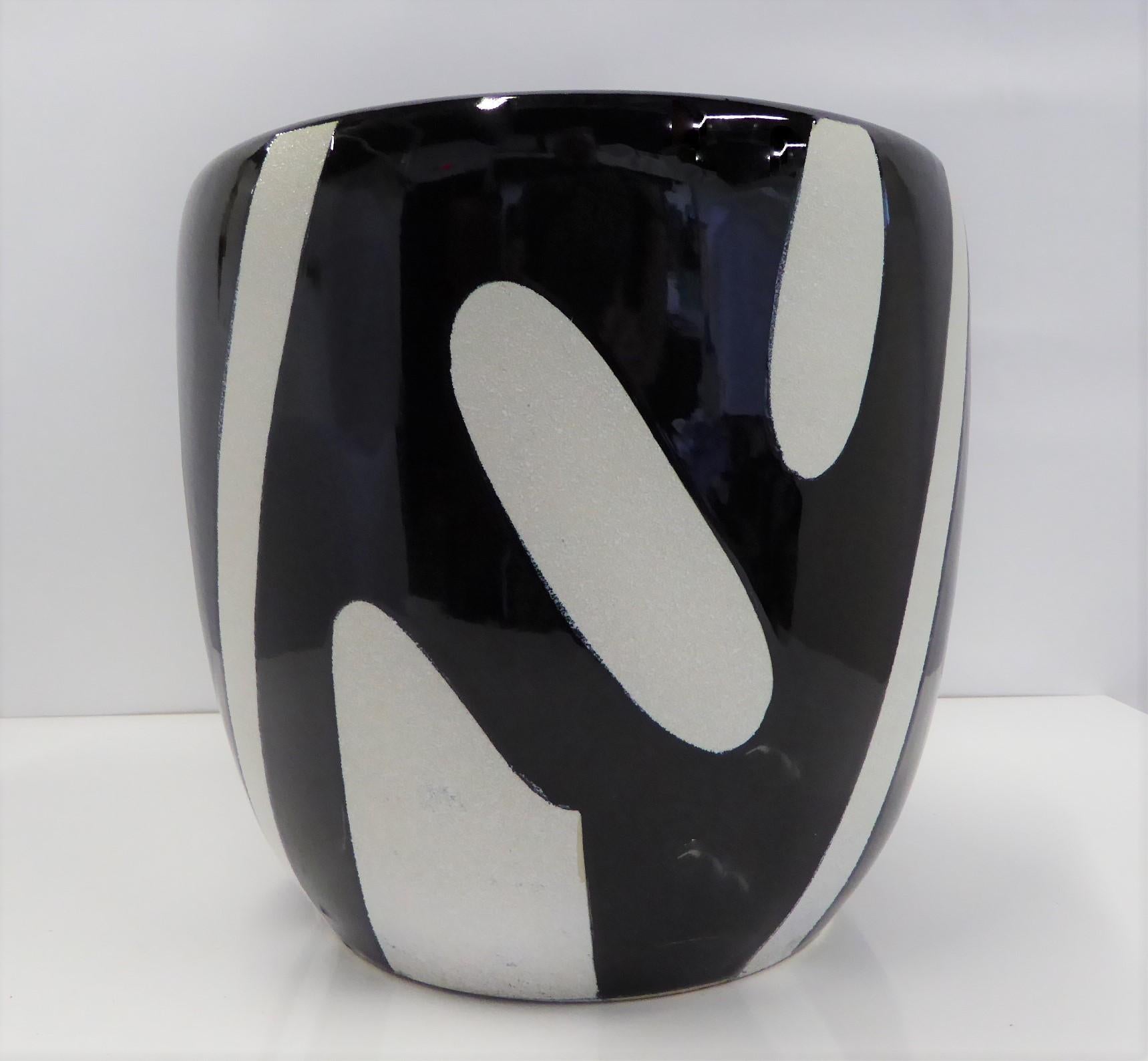 1960s Modern Black and White Ceramic Hibachi, Japan In Good Condition In Miami, FL