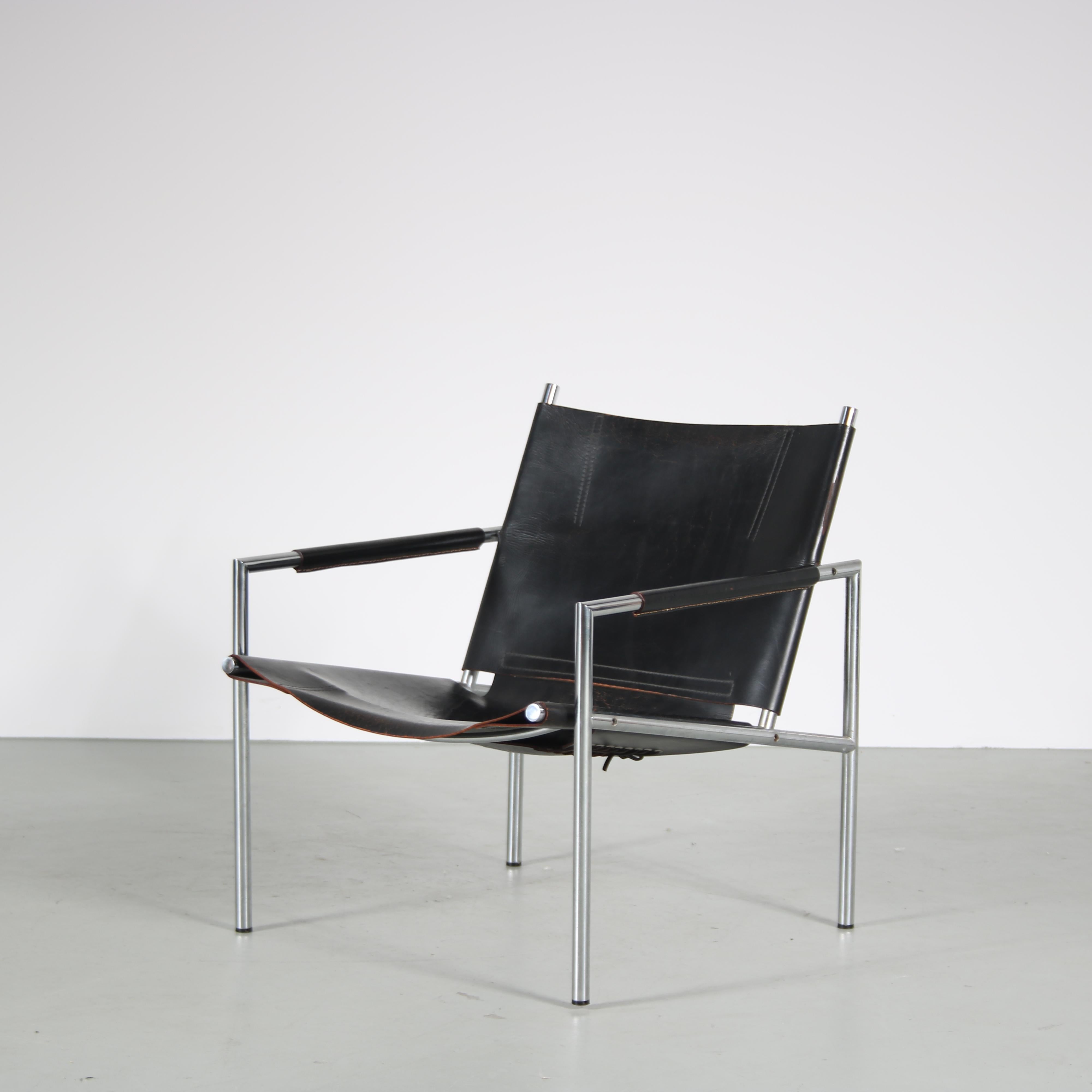 Ein schöner Loungesessel, der um 1960 in Deutschland hergestellt wurde.

Dieser moderne Stuhl hat ein Gestell aus rostfreiem Stahlrohr. Die Sitzfläche und die Rückenlehne sind aus dickem, schwarzem Nackenleder gefertigt und hängen im Rahmen. Dazu