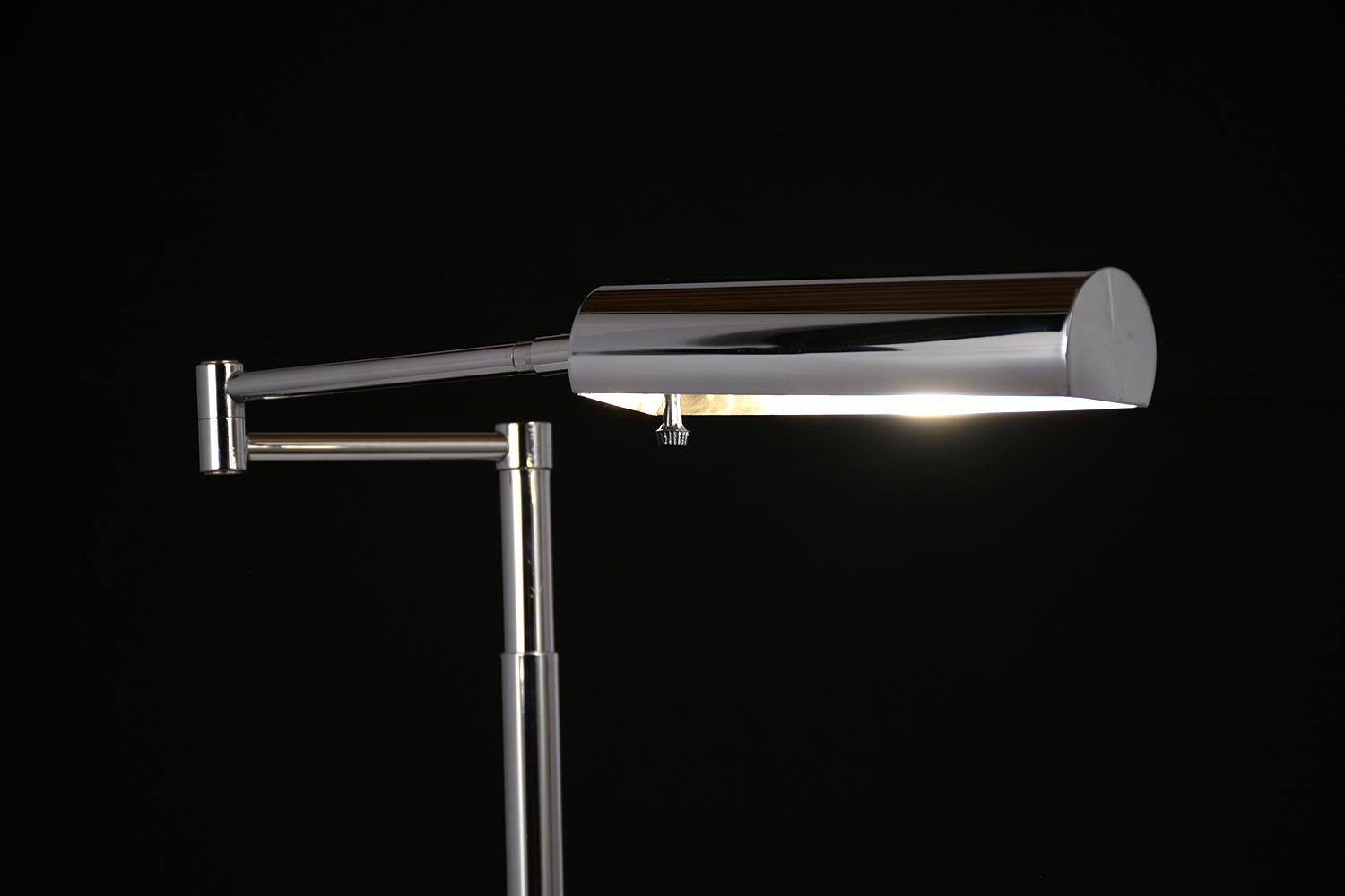 Diese moderne Stehlampe aus der Jahrhundertmitte der 1960er Jahre ist in gutem Zustand und besteht aus verchromtem Stahl. Der Hals der Lampe kann in der Höhe verstellt werden:: und der Schirm lässt sich seitlich verschieben. Die Lampe ist