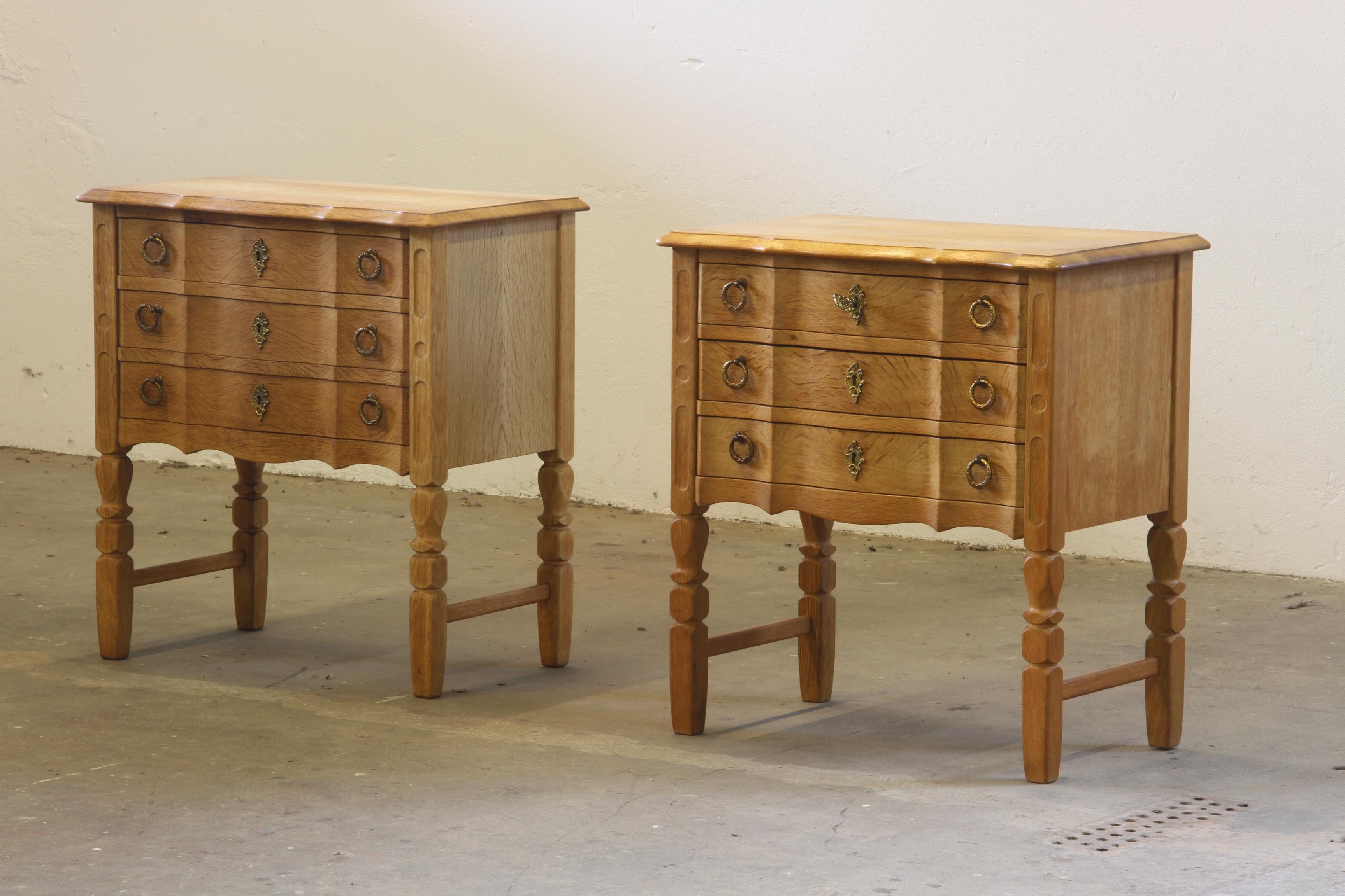 Paire de tables de chevet en chêne fabriquées au Danemark dans les années 1960/70 et souvent attribuées au célèbre designer danois Henning/Henry Kjærnulf. Kjærnulf est mondialement reconnu pour sa fusion unique de l'esthétique The Scandinavian