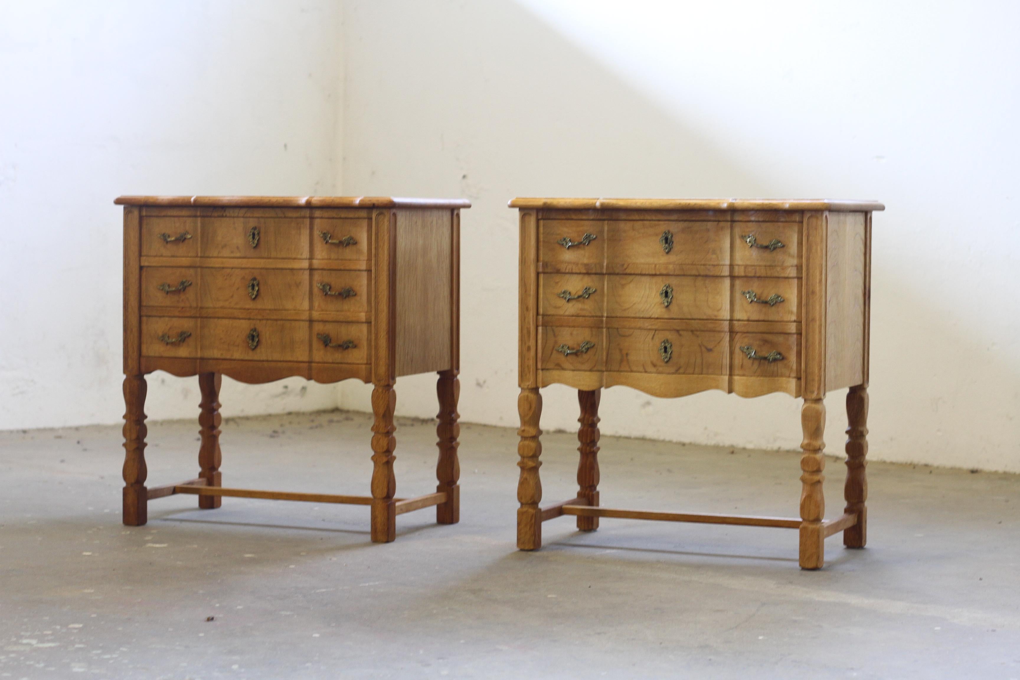 1960s Modern Danish Oak Dresser Cabinet style of Henning Kjærnulf, Denmark In Good Condition For Sale In Store Heddinge, DK