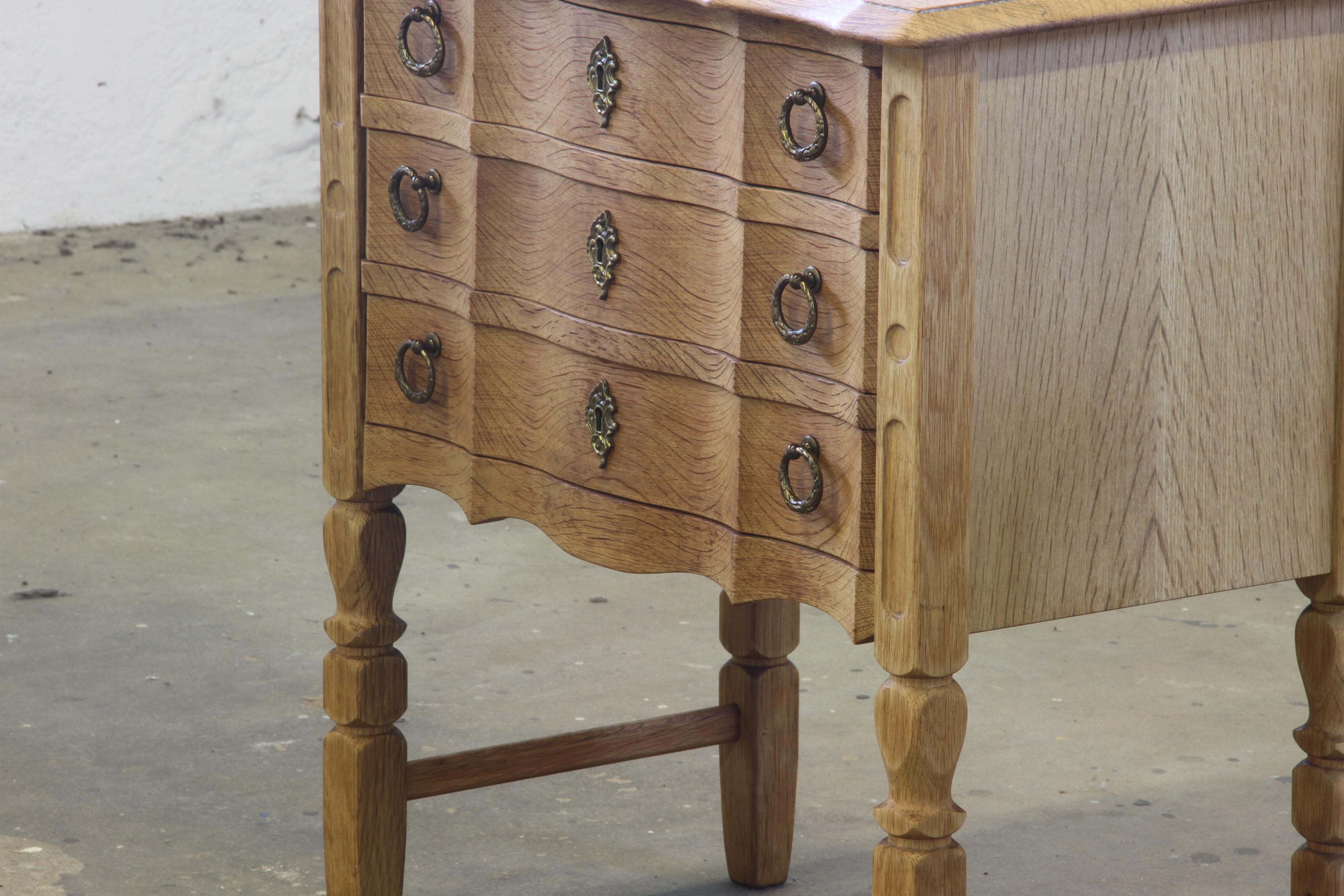 Commode danoise moderne en chêne des années 1960 style Henning Kjærnulf, Danemark Bon état - En vente à Store Heddinge, DK