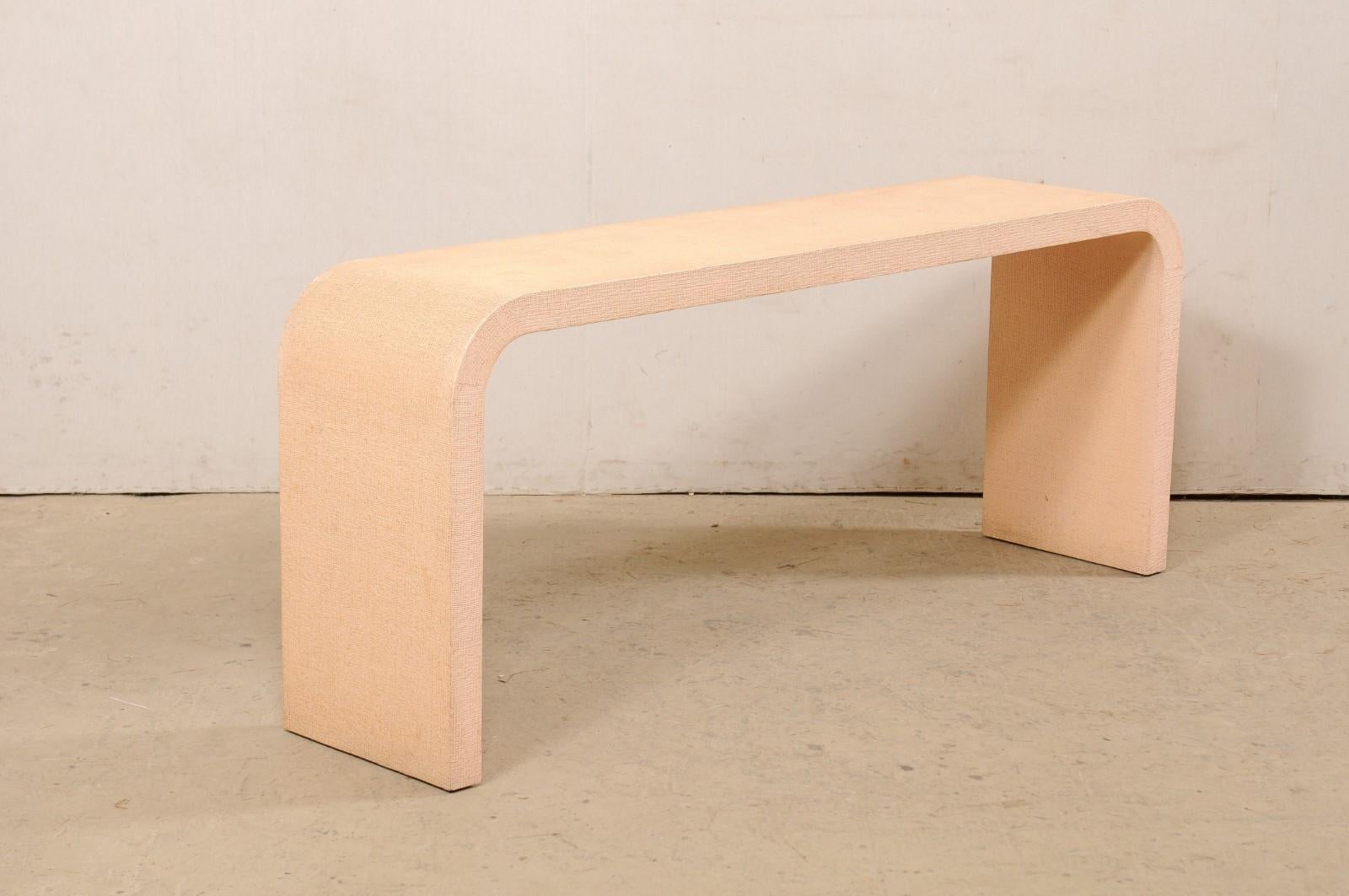 Ein schlichter Konsolentisch mit strukturierter Oberfläche aus der Mitte des 20. Jahrhunderts. Dieser amerikanische Tisch aus den 1960er Jahren zeichnet sich durch klare, moderne Linien aus, wobei die rechteckige Platte von einer wasserfallartigen