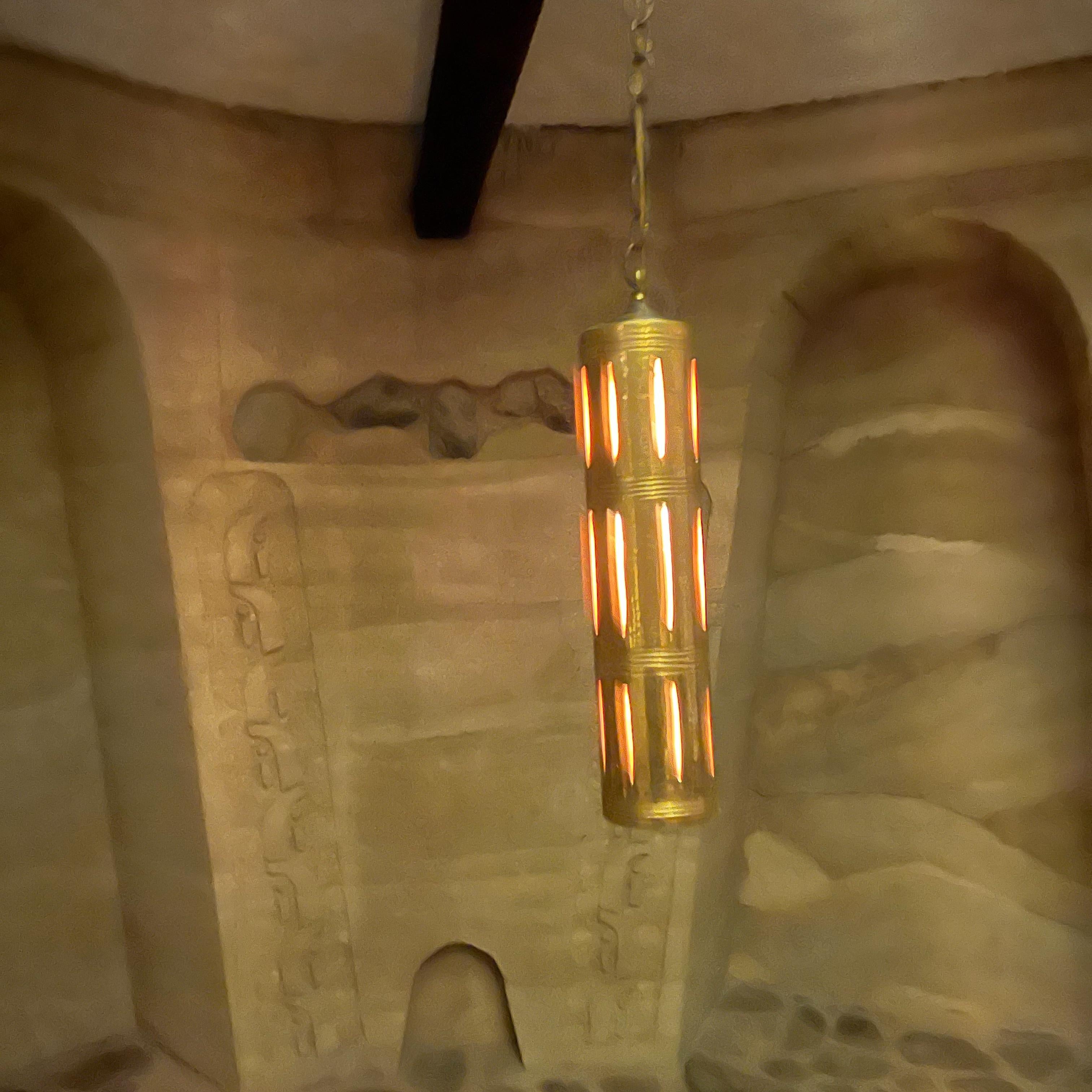 Mid-Century Modern Lampe à suspension Peekaboo des années 1960, céramique dorée en vente