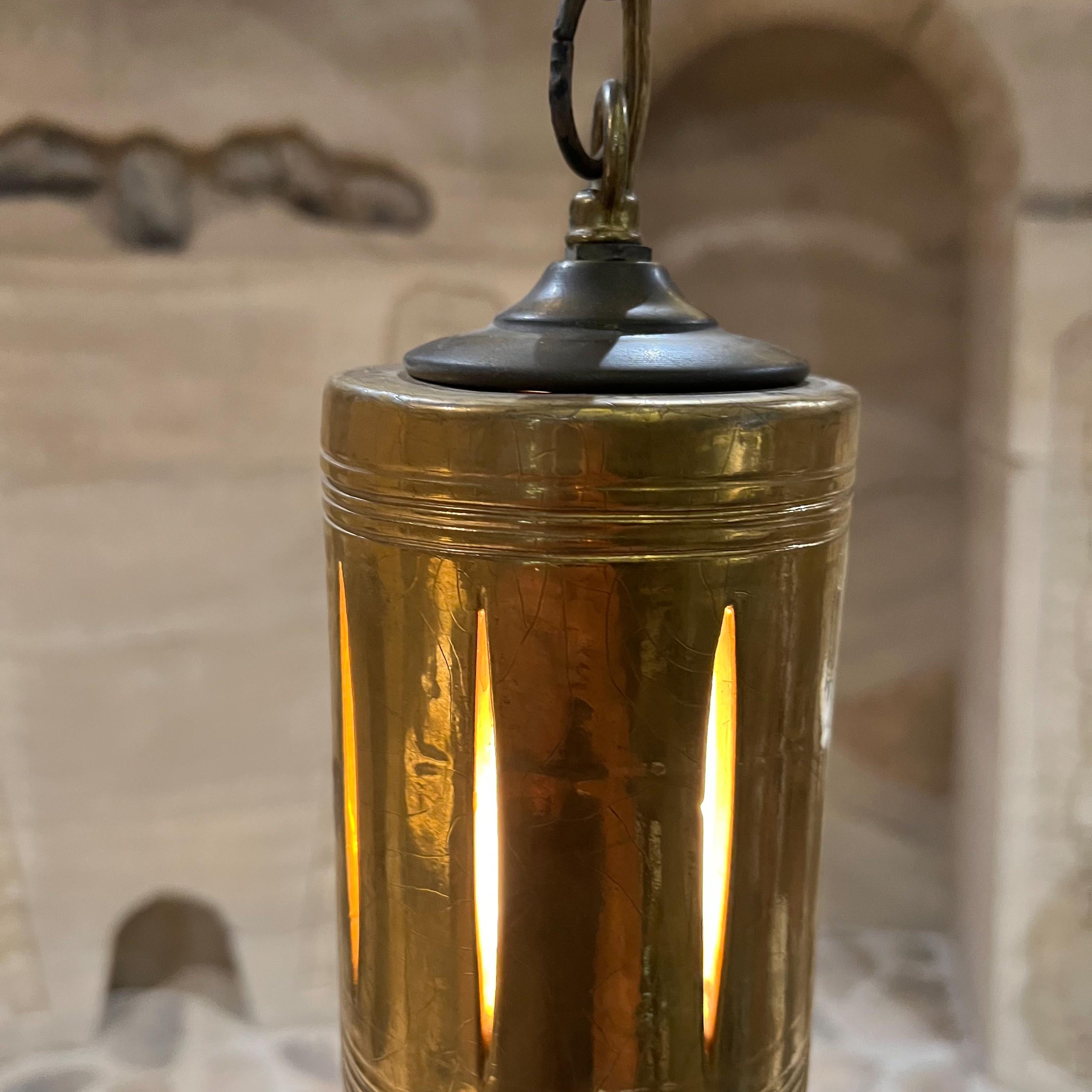 Américain Lampe à suspension Peekaboo des années 1960, céramique dorée en vente