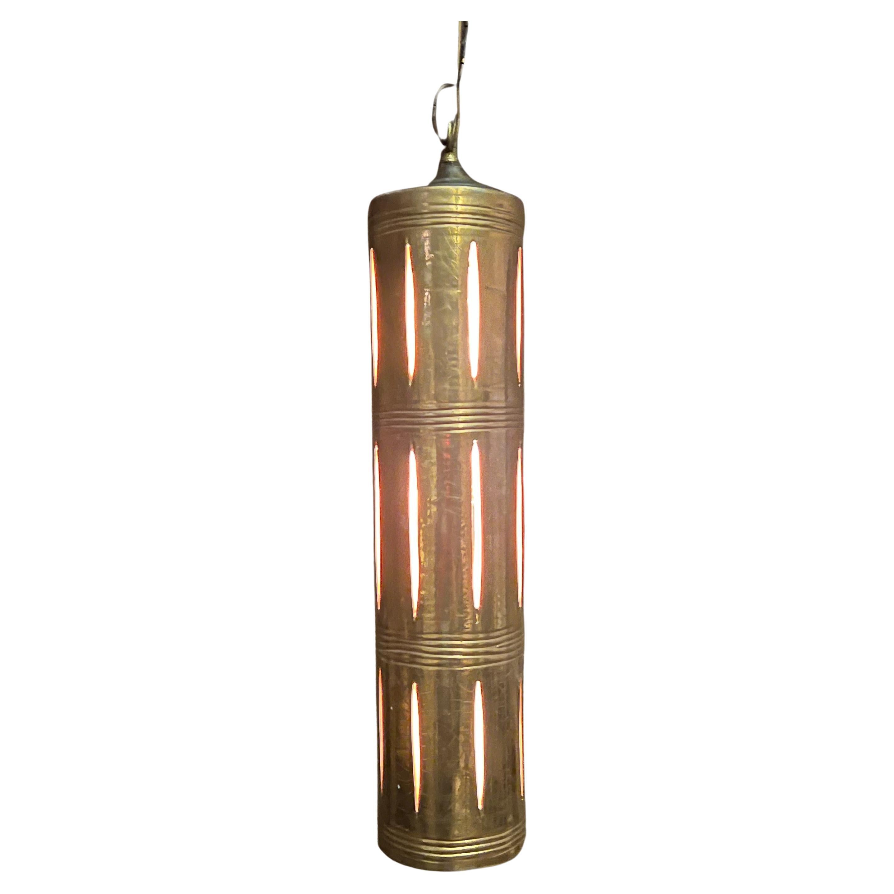 Lampe suspendue en or.
1960s Elegance moderne vintage or lampe céramique pendante peekaboo light
Mesures : 18 de haut x 3,75 de diamètre 41 avec chaîne.
État d'origine vintage non restauré.
Voir les images fournies.