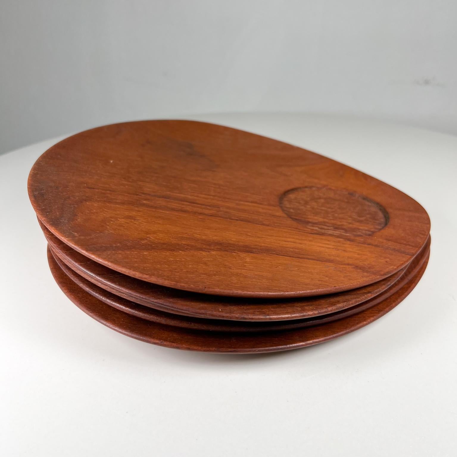1960s Mid-Century Modern five Teakwood breakfast snack plates by Lunning INC Denmark
Stamped by maker.
This set of 5 egg or teardrop shaped breakfast plates in teak features a practical circular drill-out space ideal for cup.
9.5 w x 9.75 d x