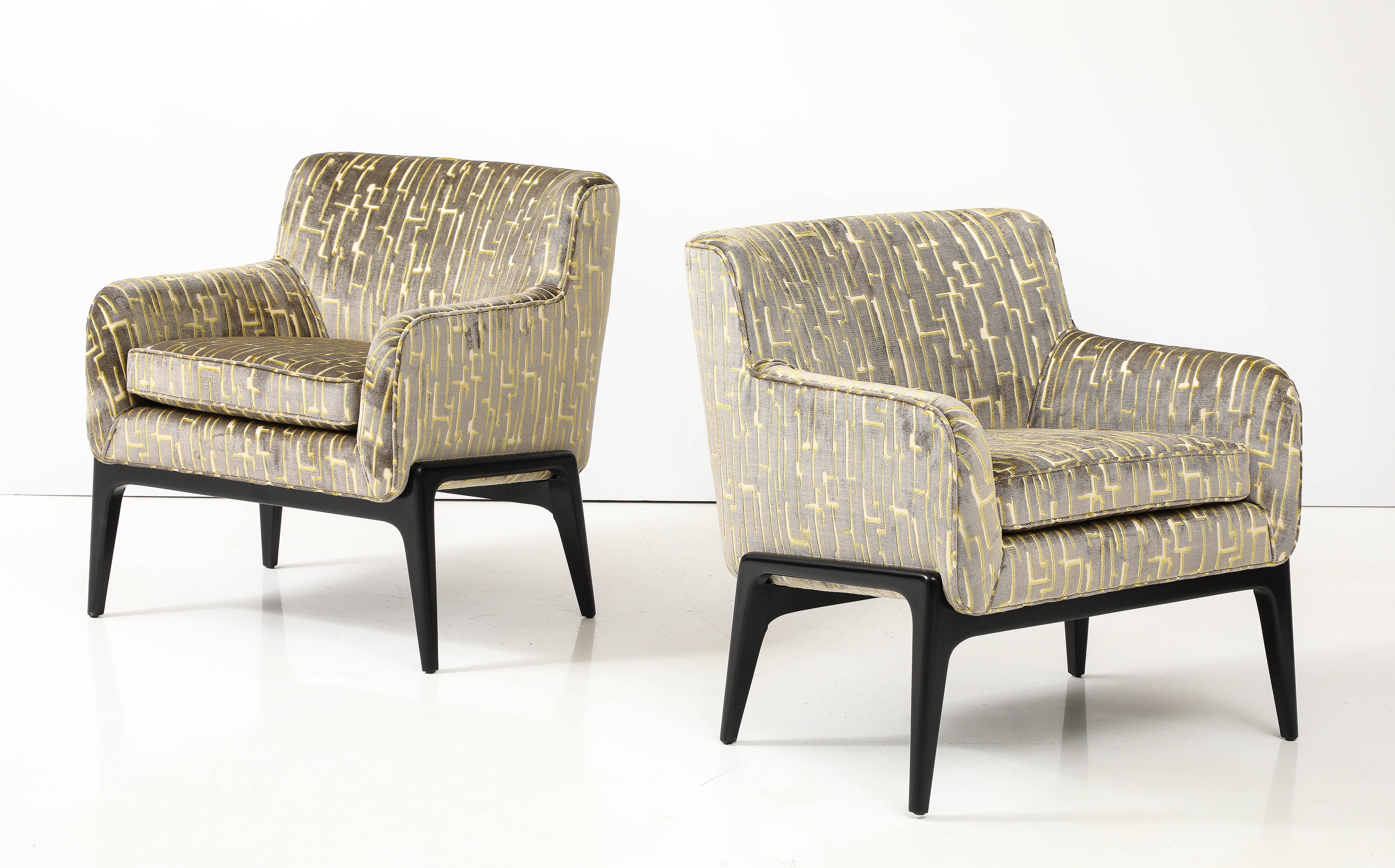 Schönes Paar 1961 schwimmende Sitze moderne Lounge  Stühle neu gepolstert mit italienischem Samtstoff, vollständig restauriert und neu gepolstert mit schwarz lackierten Sockeln, mit leichten alters- und gebrauchsbedingten Gebrauchsspuren und Patina. 