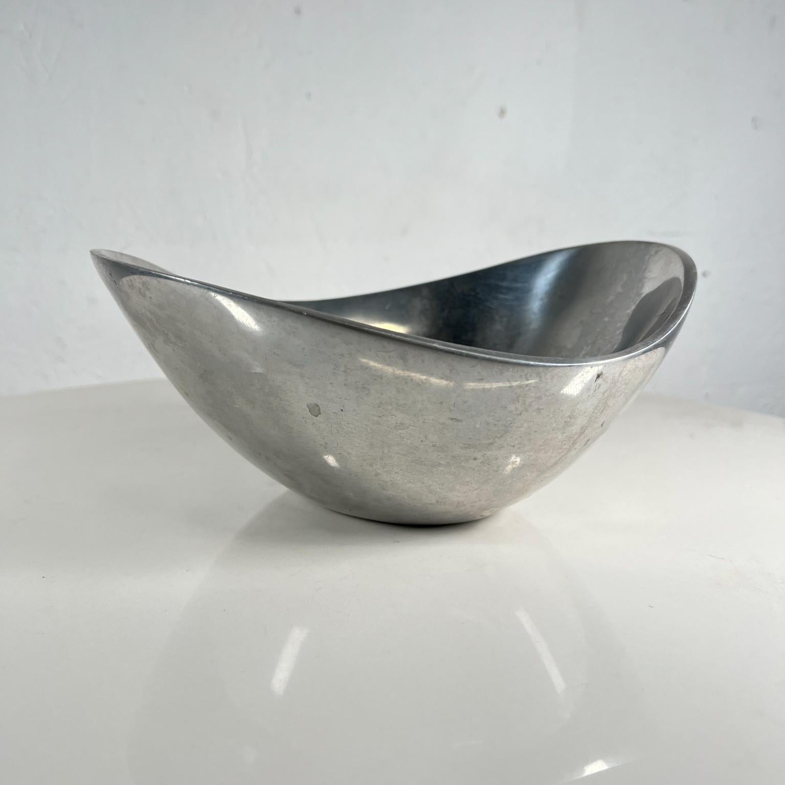 1960s Modern Nambé Vintage Bowl Butterfly Dish New Mexico
Made of Aluminum Alloy Metal
Made in New Mexico
4 tall x 8.75 w x 7.78 d
Organic shape
Stamped Nambe 569
Original preowned vintage condition.
Interior discoloration present.
See images please.