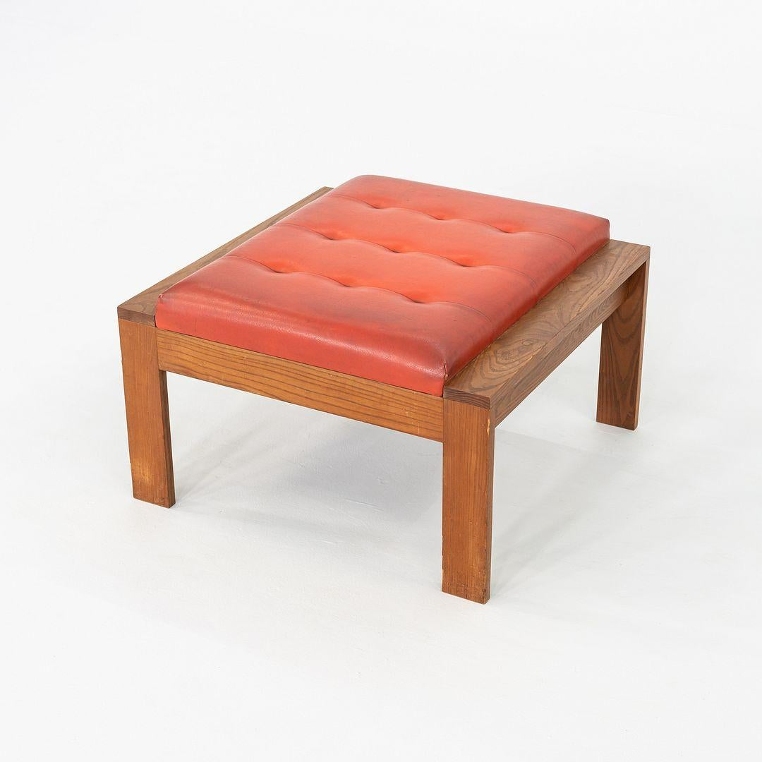 Il s'agit d'un tabouret moderne en bois brun avec un revêtement en vinyle de couleur kaki, produit par A.I.C. designs dans les années 1960. Le tabouret conserve son étiquette C.I. Design/One indiquant qu'il a été fabriqué à Boston, Massachusetts.