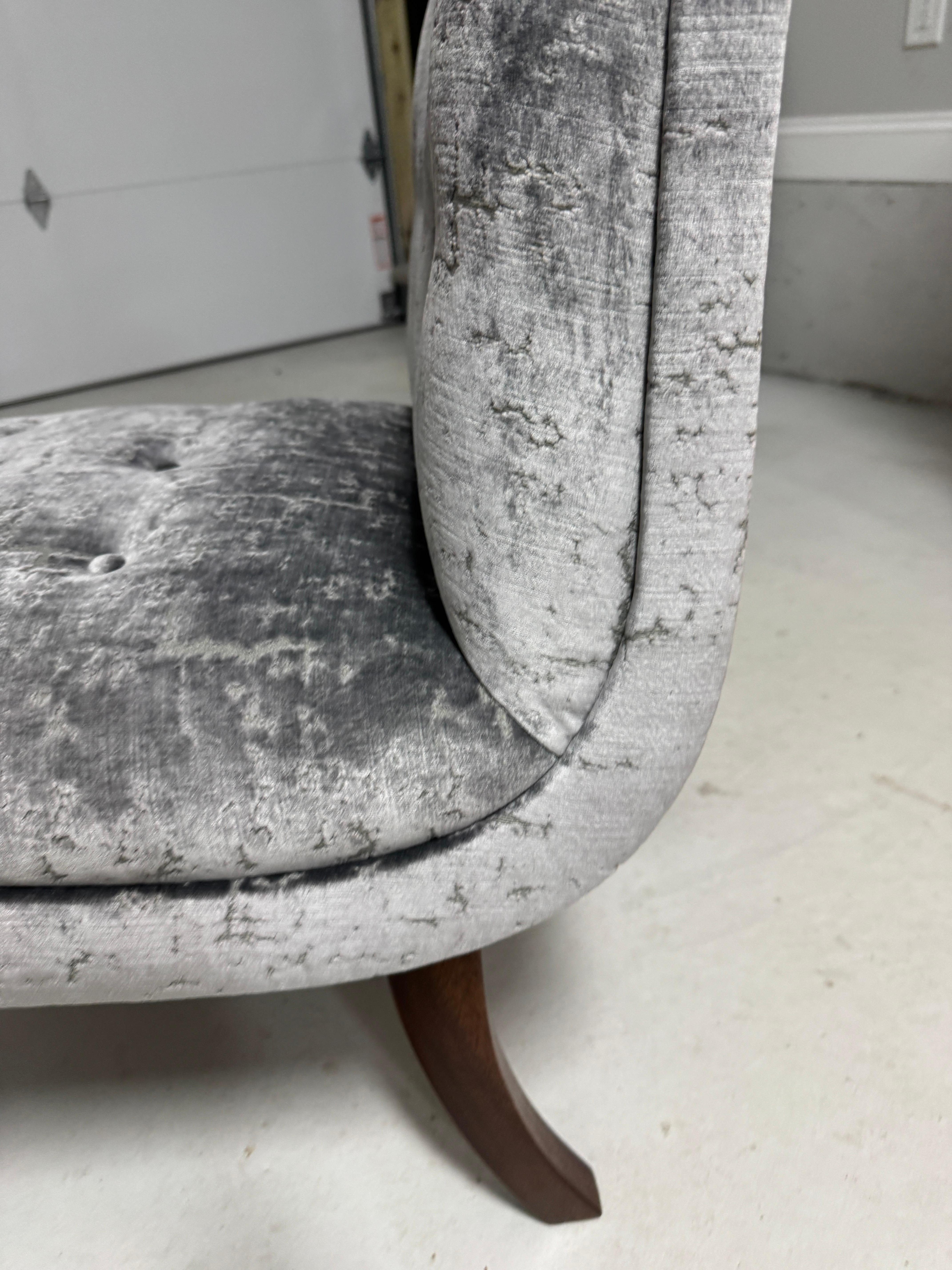 Sillas Slipper de Caoba con Patas de Sable Modernas de los Años 60 con Tapicería de Terciopelo en venta 4