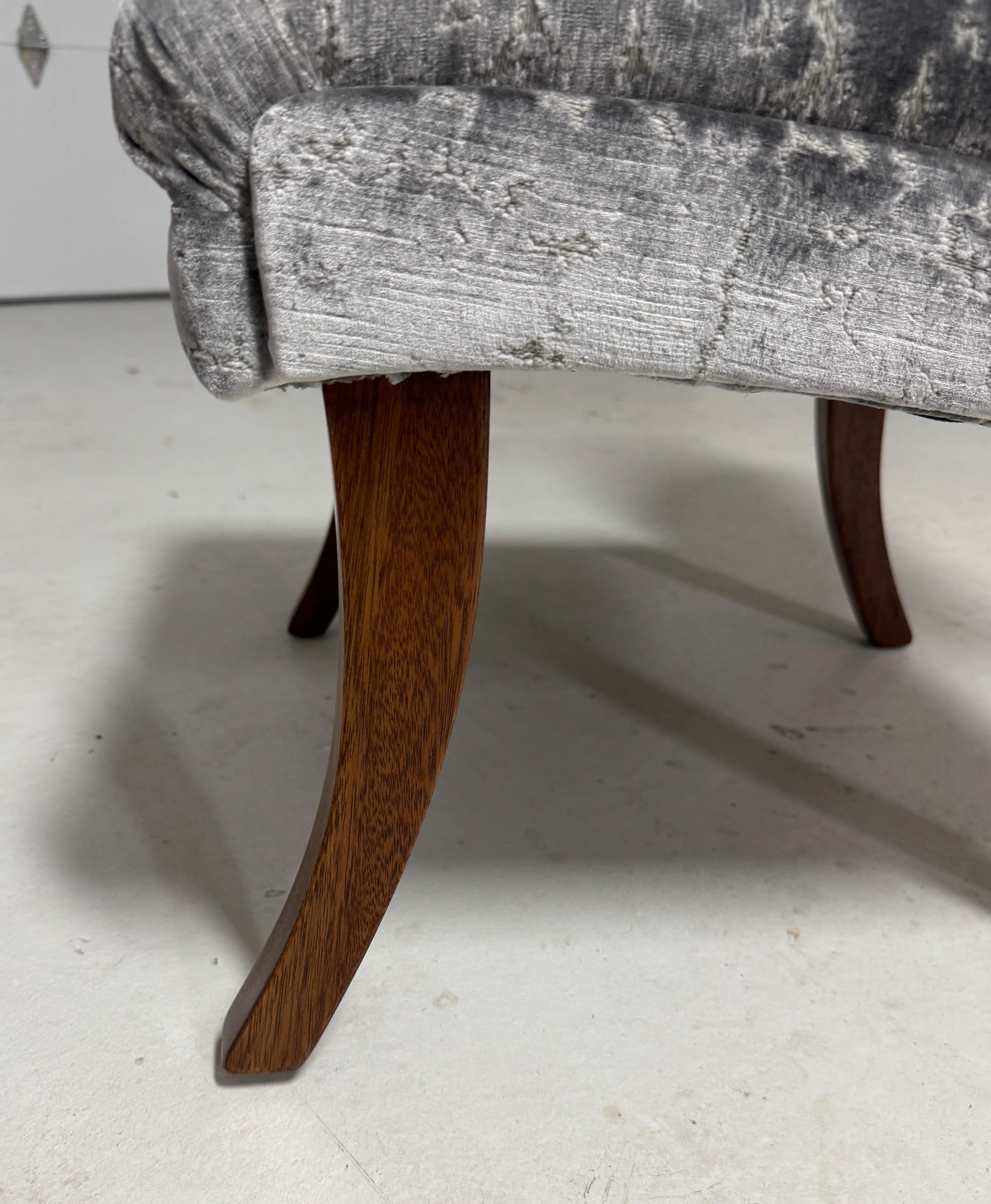 Sillas Slipper de Caoba con Patas de Sable Modernas de los Años 60 con Tapicería de Terciopelo en venta 6