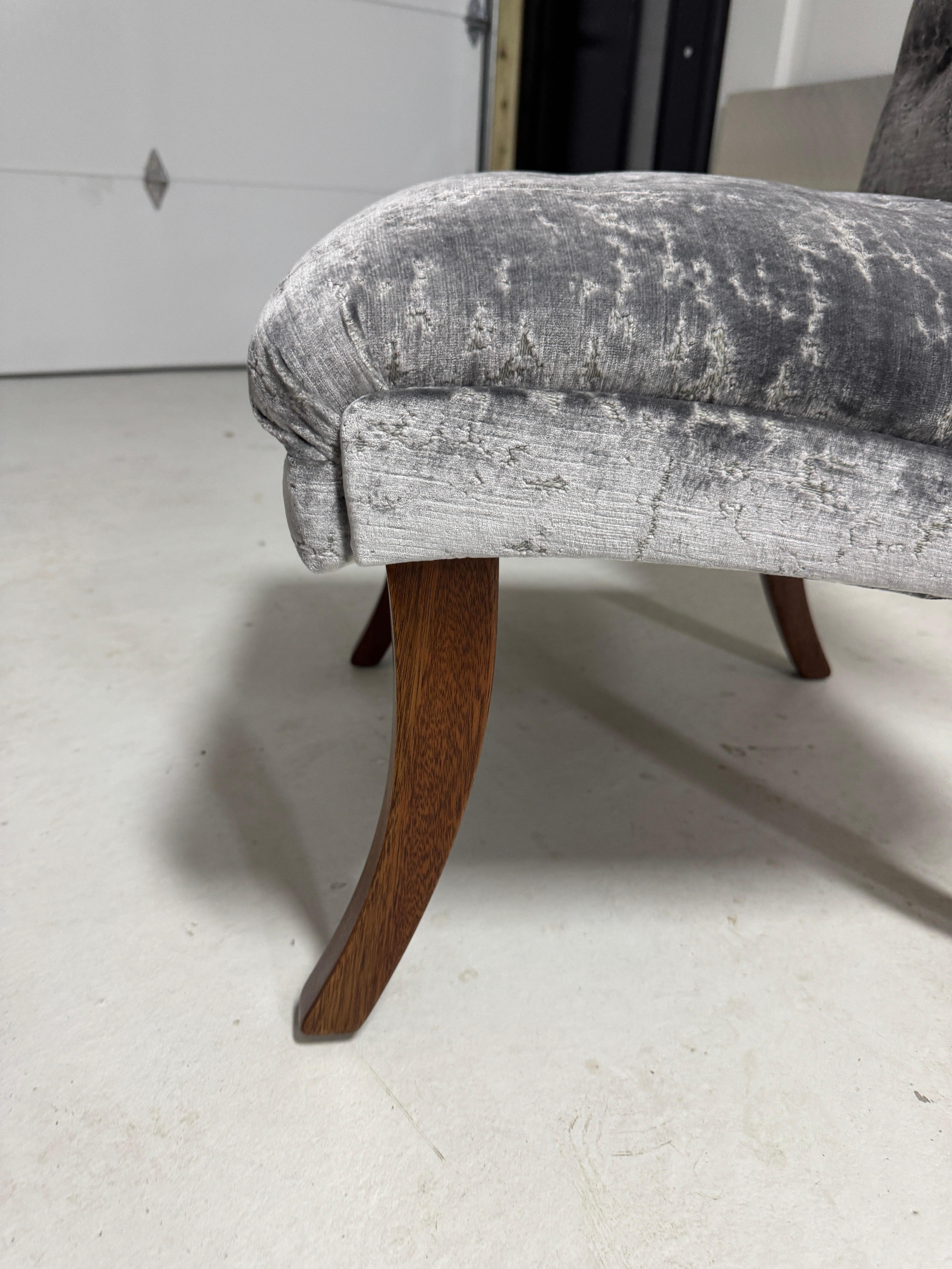 Sillas Slipper de Caoba con Patas de Sable Modernas de los Años 60 con Tapicería de Terciopelo en venta 7