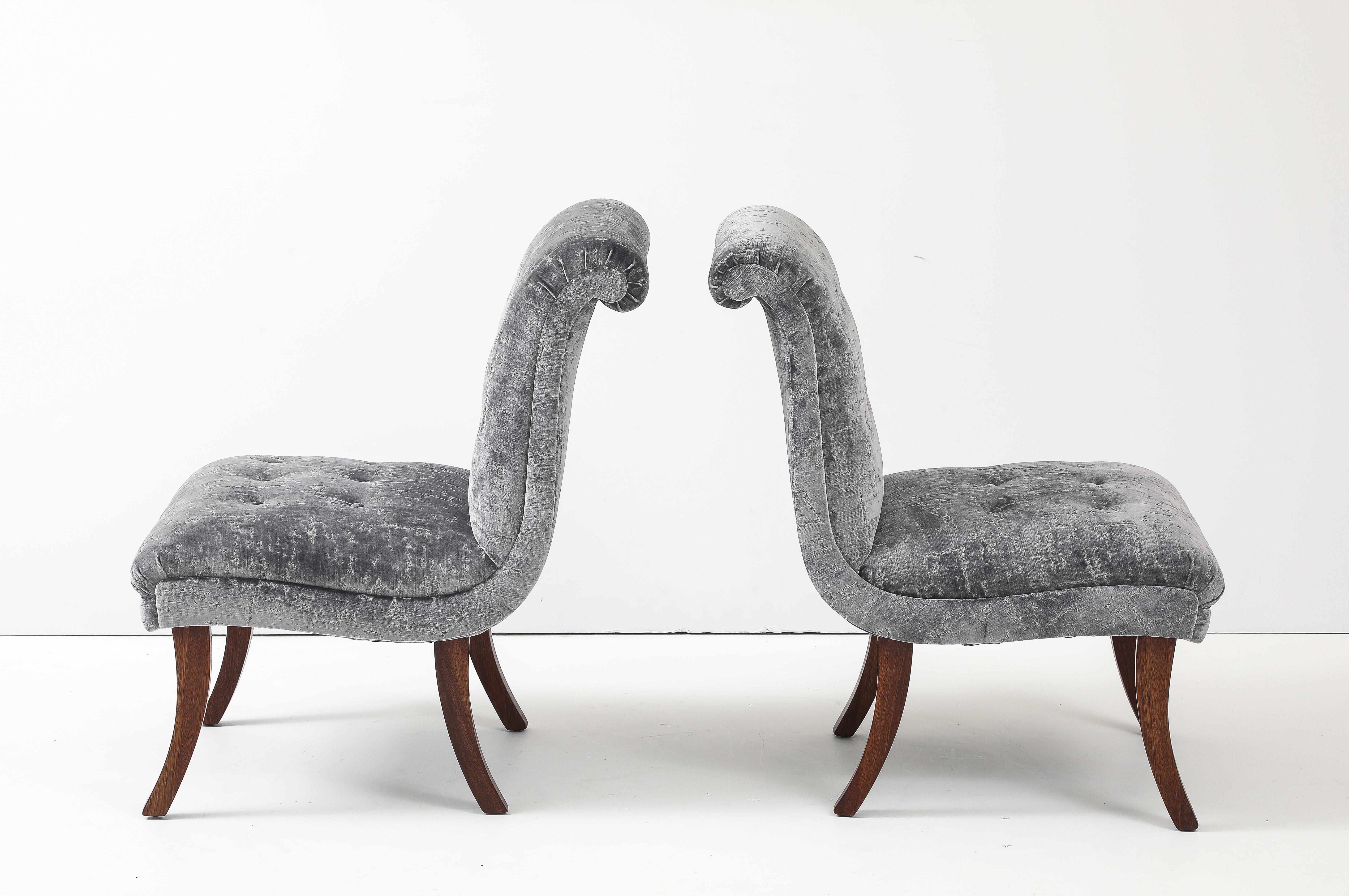 Incredibile coppia di sedie a ciabatta in mogano con gambe a sciabola della metà del secolo scorso, completamente restaurate e rivestite in velluto, con lievi segni di usura e patina dovuti all'età e all'uso.