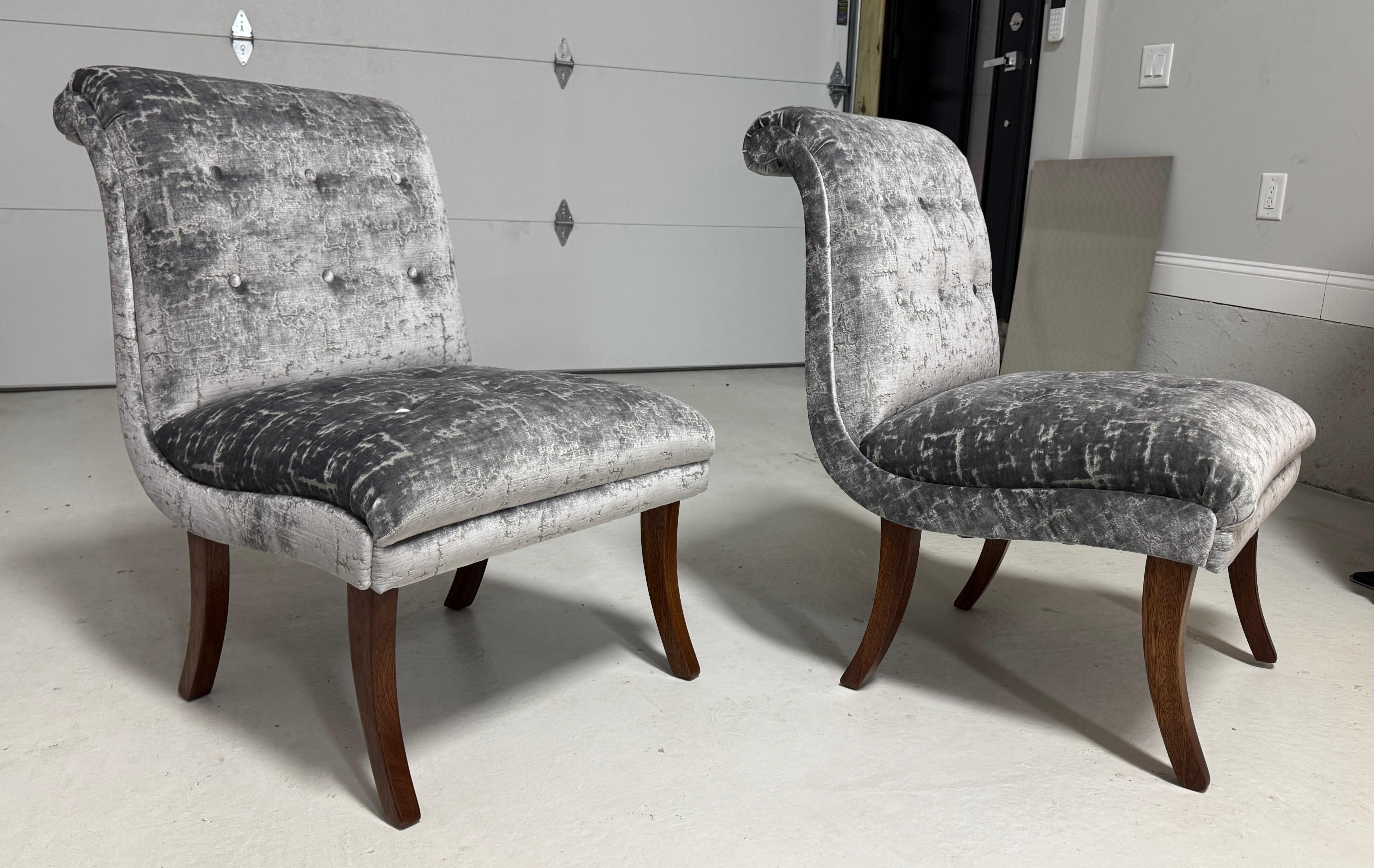 Sillas Slipper de Caoba con Patas de Sable Modernas de los Años 60 con Tapicería de Terciopelo Moderno de mediados de siglo en venta