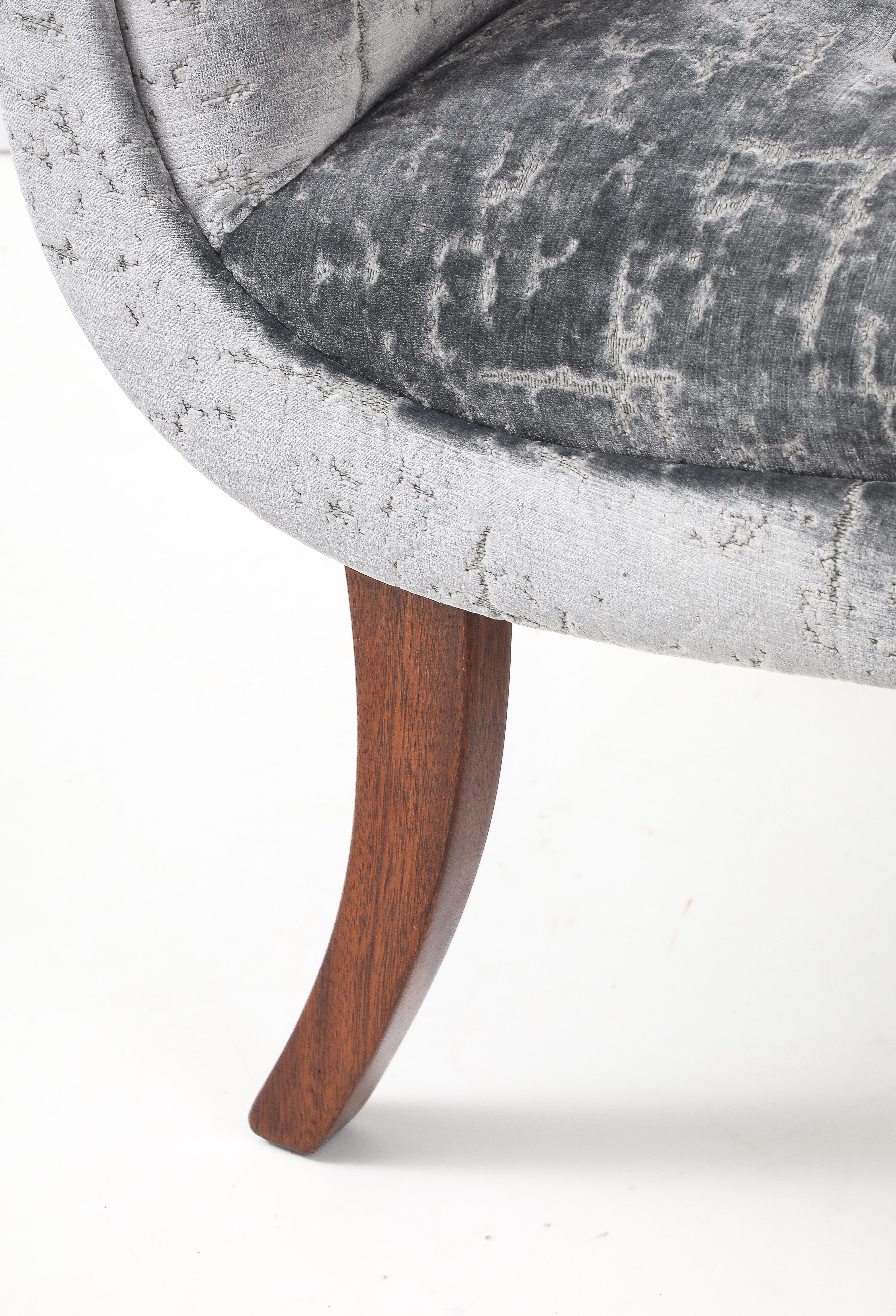 Mid-Century moderno Sedie moderne a gambe a sciabola in mogano degli anni '60 con rivestimento in velluto in vendita