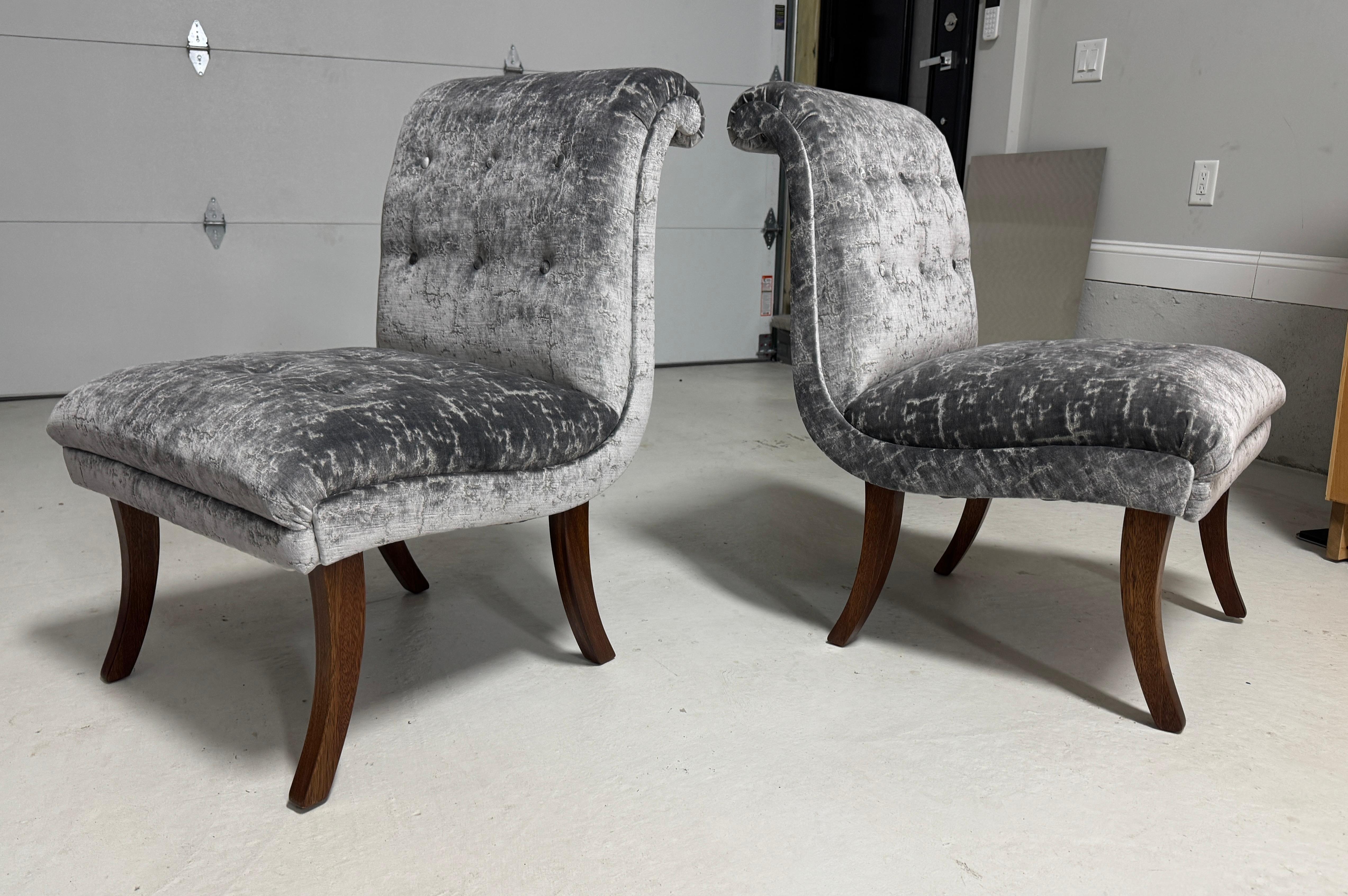 Sillas Slipper de Caoba con Patas de Sable Modernas de los Años 60 con Tapicería de Terciopelo Estadounidense en venta