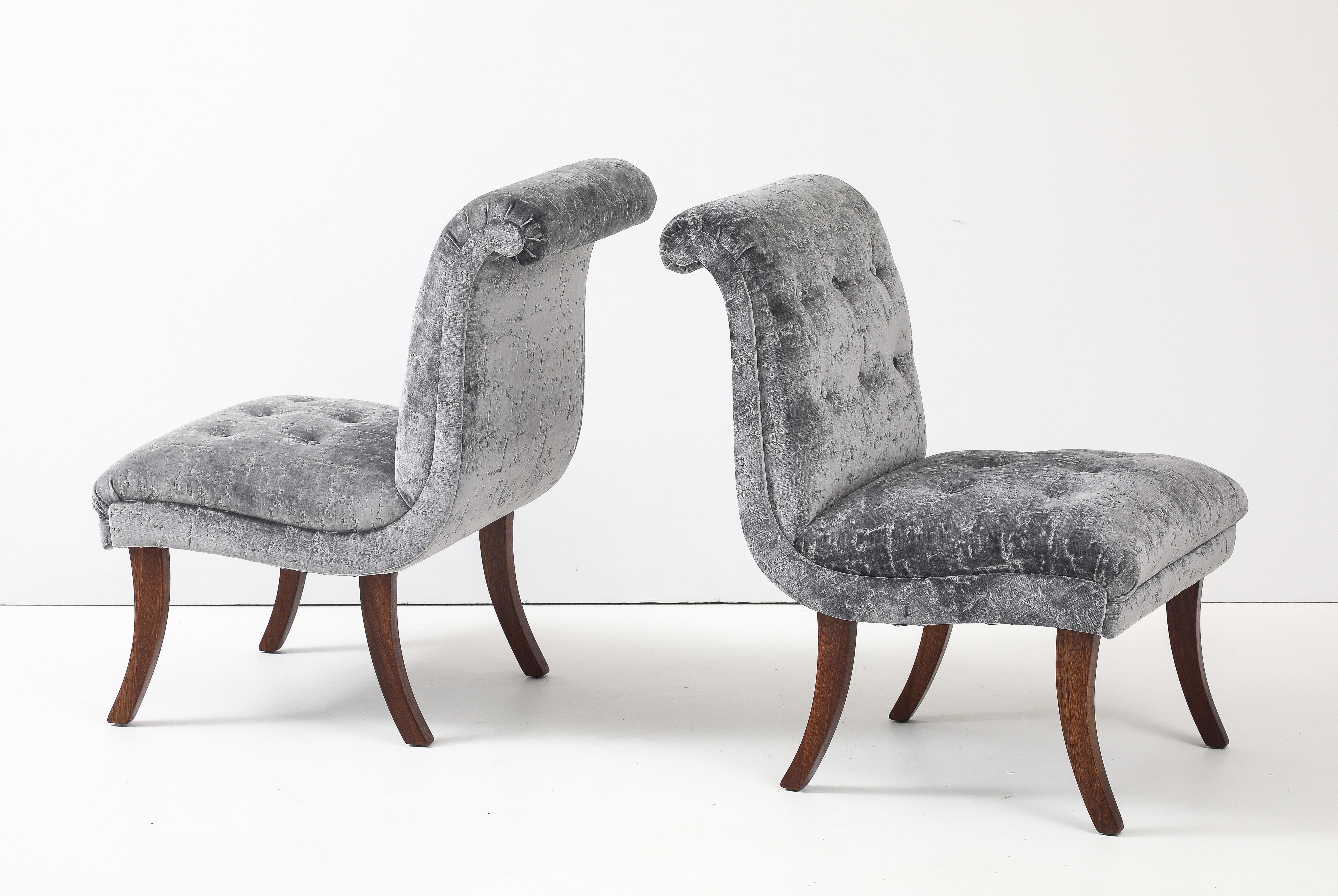 Americano Sedie moderne a gambe a sciabola in mogano degli anni '60 con rivestimento in velluto in vendita