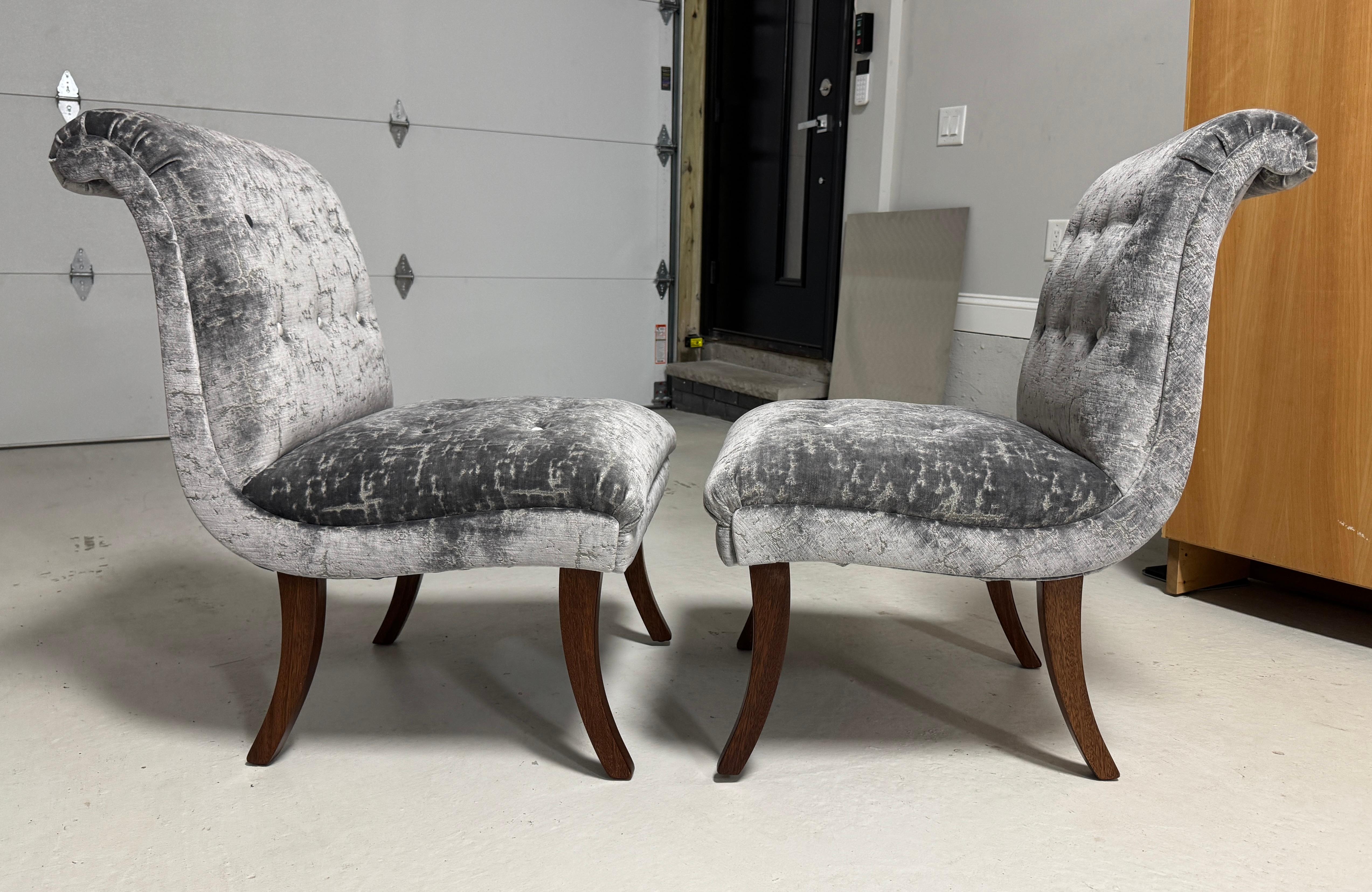Sillas Slipper de Caoba con Patas de Sable Modernas de los Años 60 con Tapicería de Terciopelo en Bueno estado para la venta en New York, NY