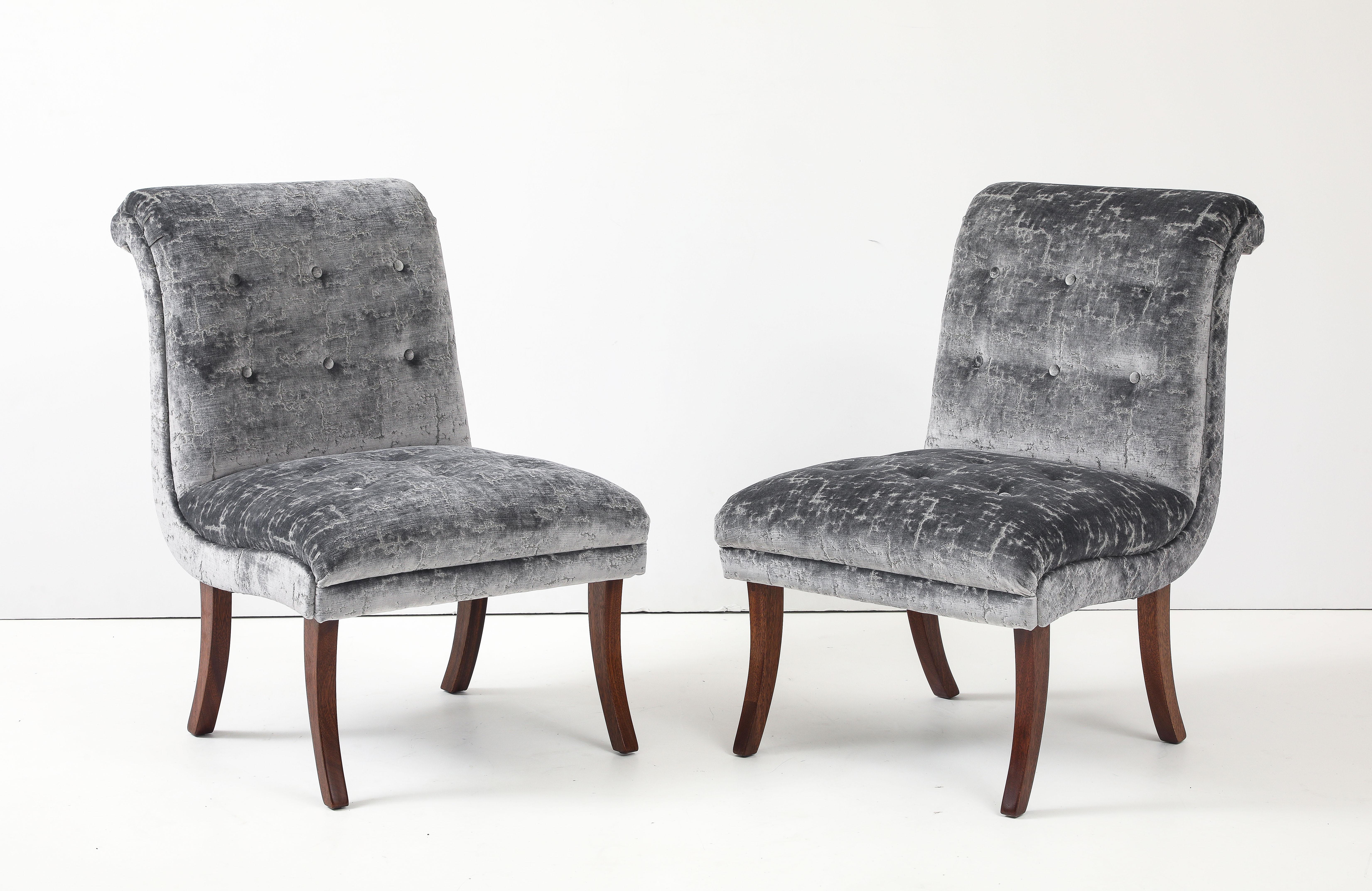 Sedie moderne a gambe a sciabola in mogano degli anni '60 con rivestimento in velluto In condizioni buone in vendita a New York, NY