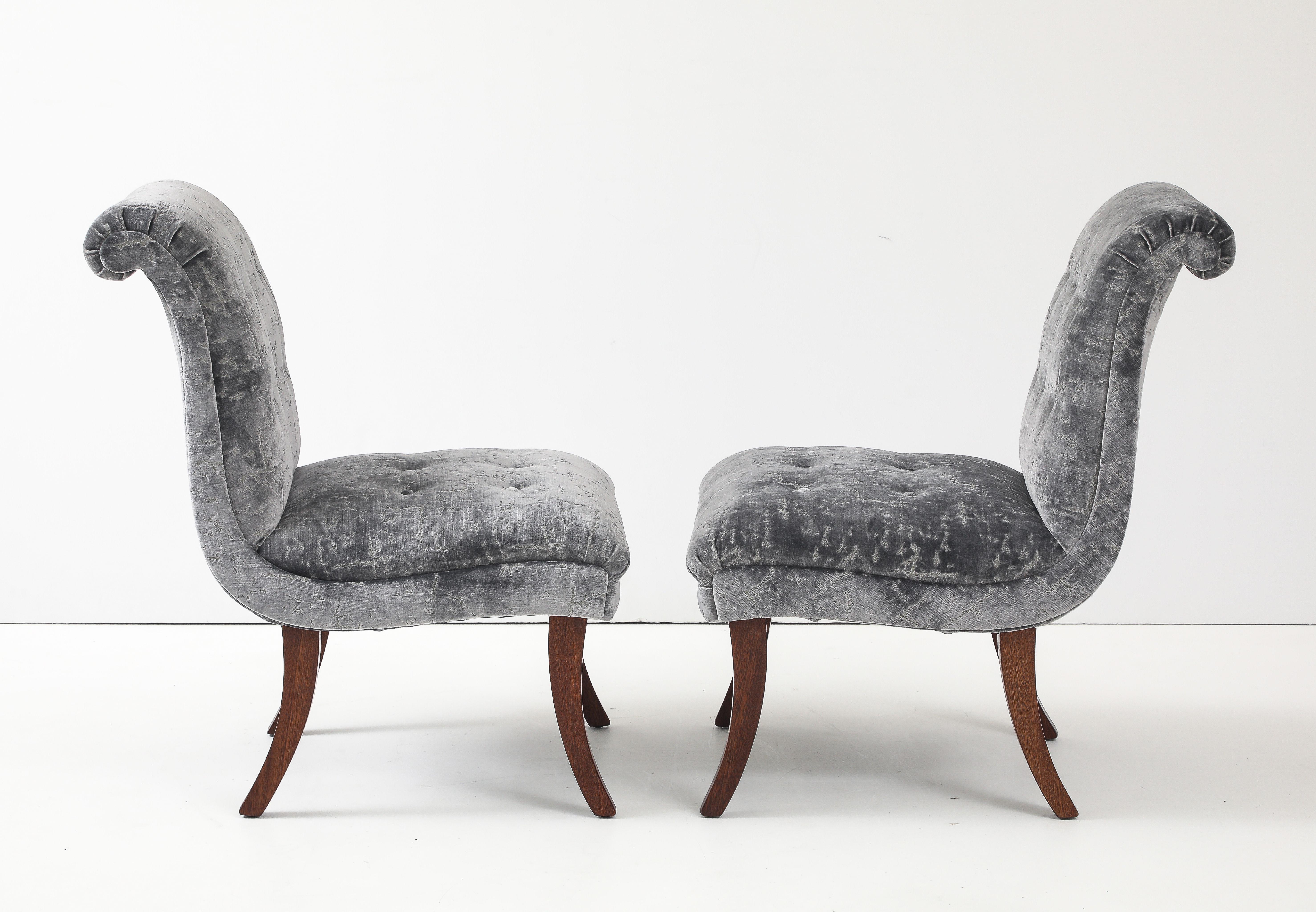 Velluto Sedie moderne a gambe a sciabola in mogano degli anni '60 con rivestimento in velluto in vendita