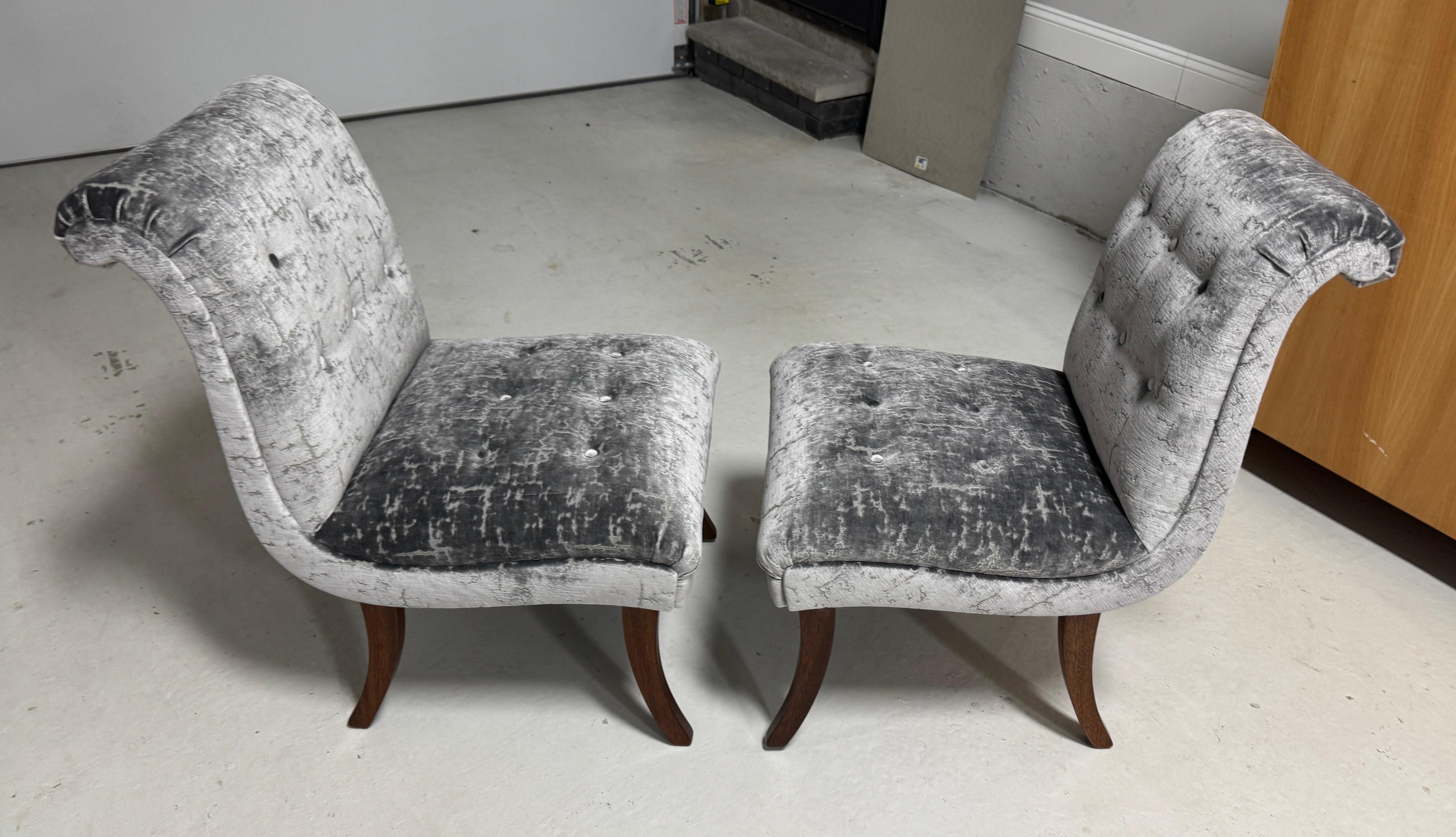 Sillas Slipper de Caoba con Patas de Sable Modernas de los Años 60 con Tapicería de Terciopelo en venta 2