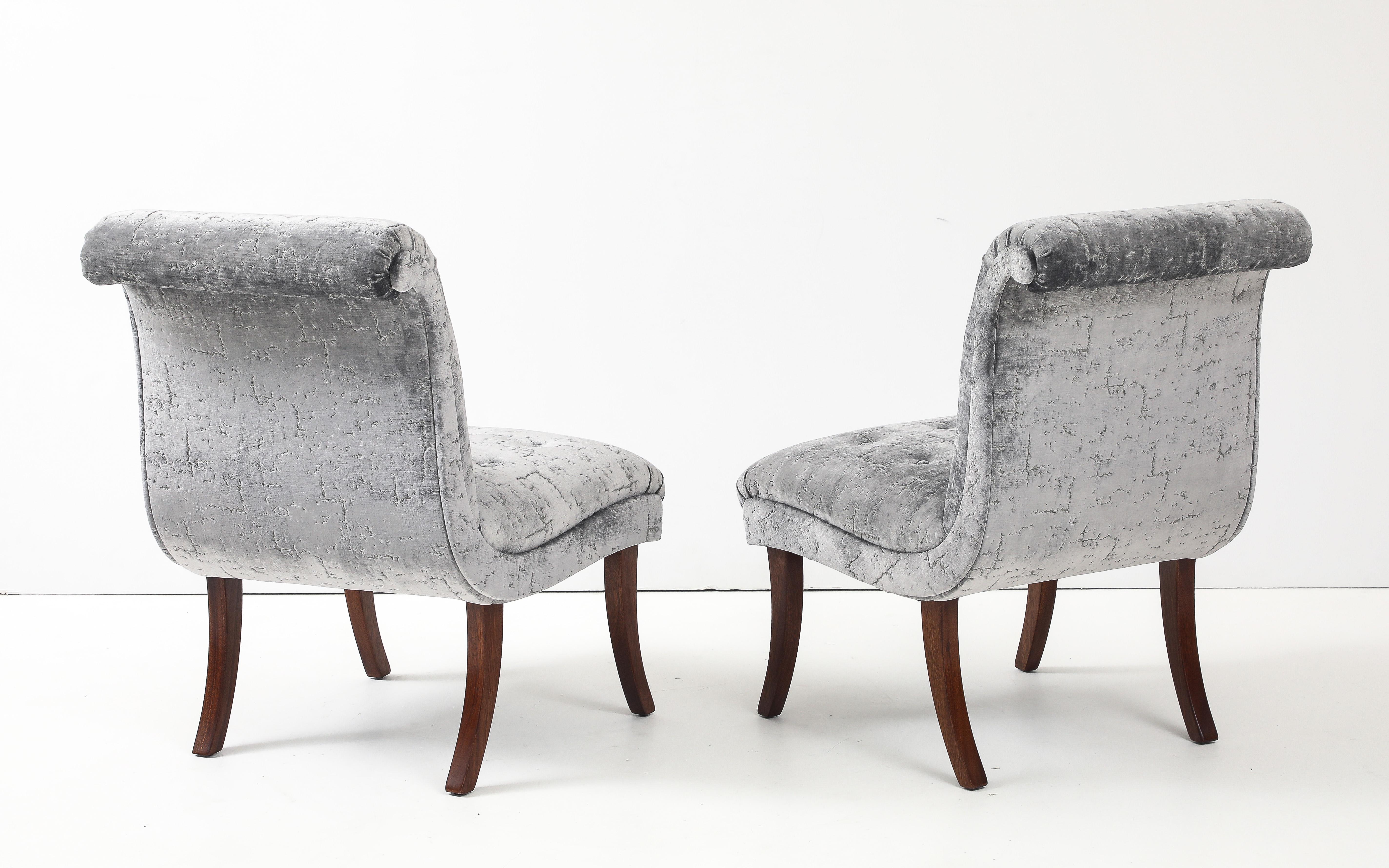 Sedie moderne a gambe a sciabola in mogano degli anni '60 con rivestimento in velluto in vendita 1